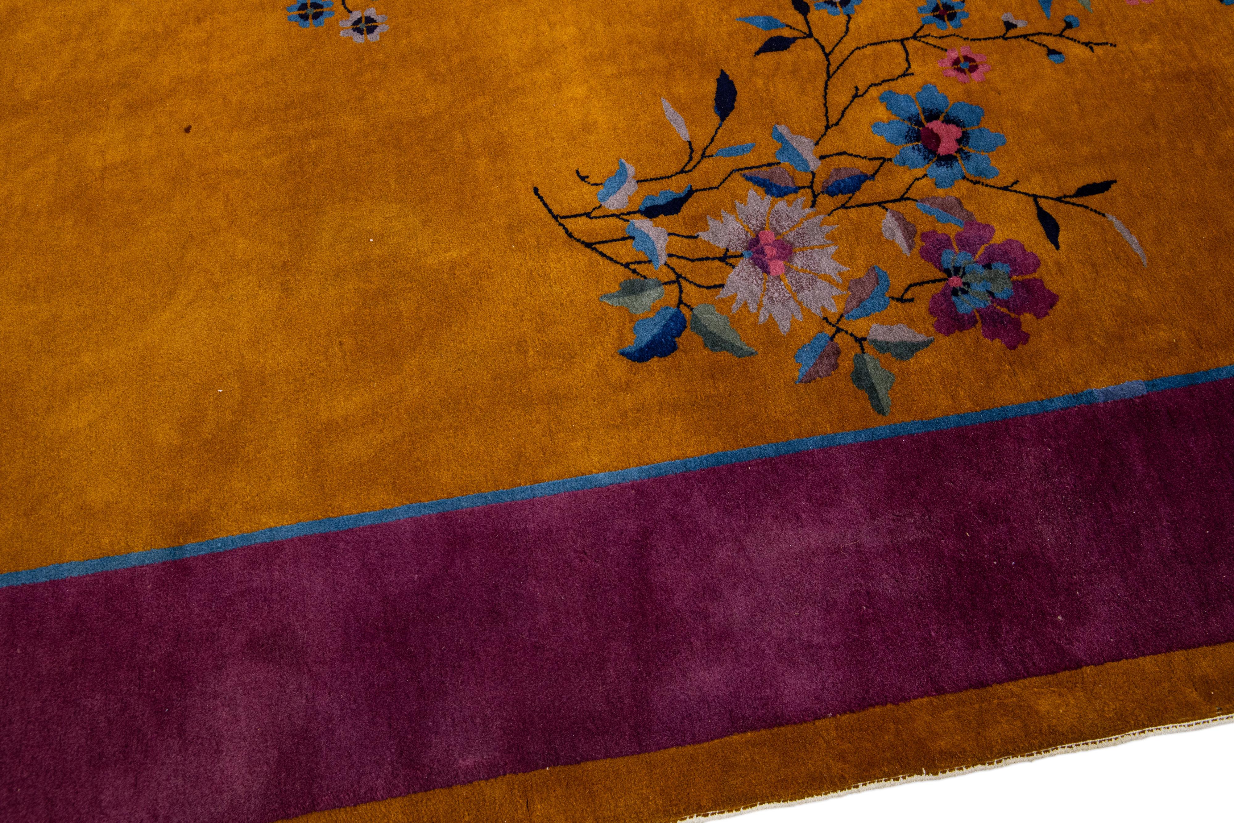 Tapis Art Déco chinois ancien en laine dorée à motifs floraux fait à la main Excellent état - En vente à Norwalk, CT