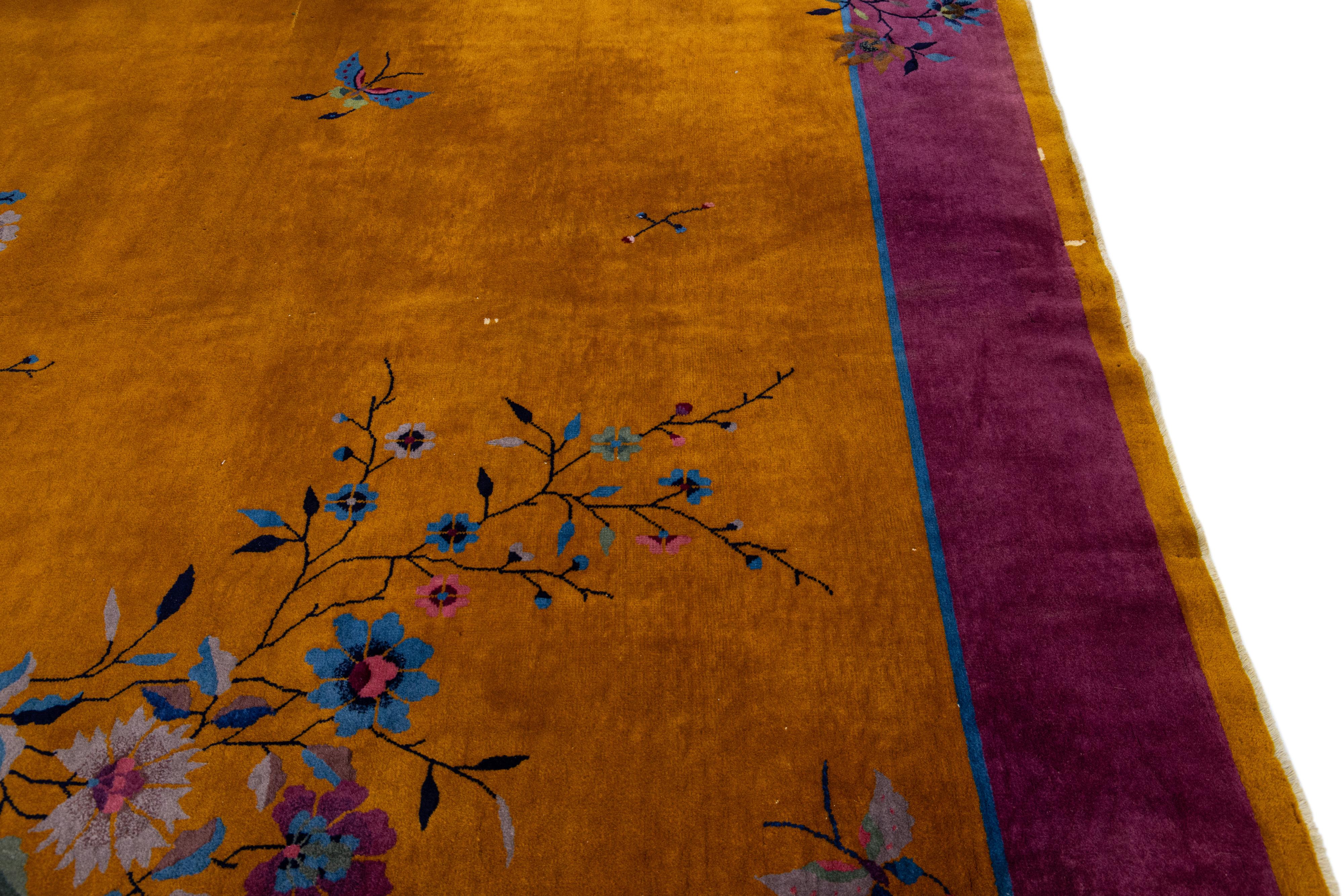 Tapis Art Déco chinois ancien en laine dorée à motifs floraux fait à la main en vente 1