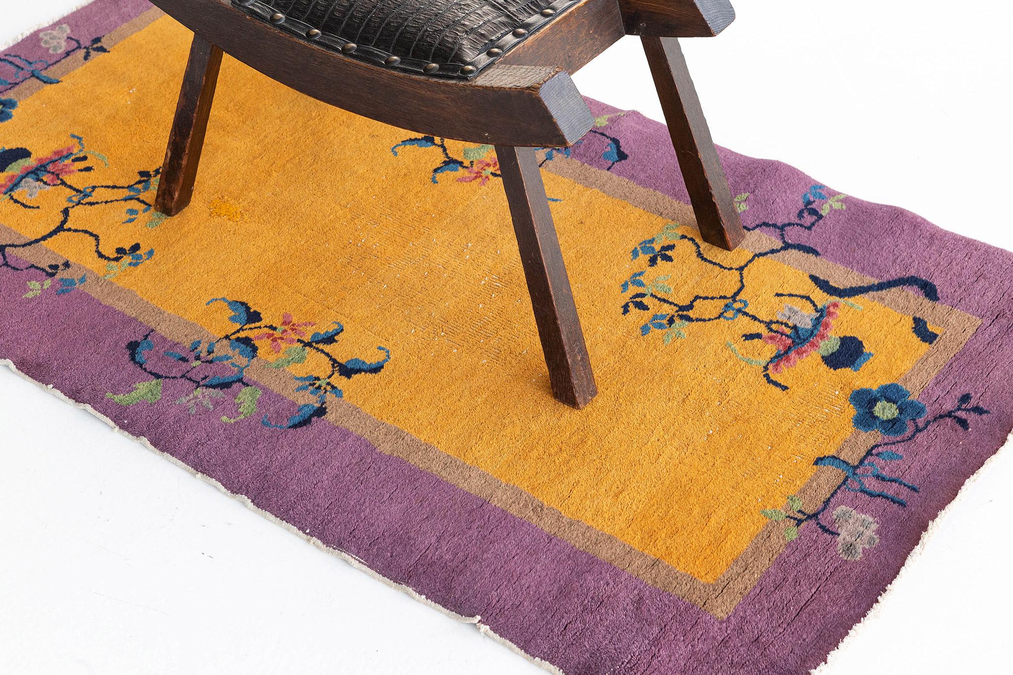 Nichol est un tapis chinois vintage art déco qui laissera des impressions durables et rehaussera n'importe quel espace design. Le champ jaune safran et les bordures violettes, associés aux vignes florales traditionnelles, créent une élégance