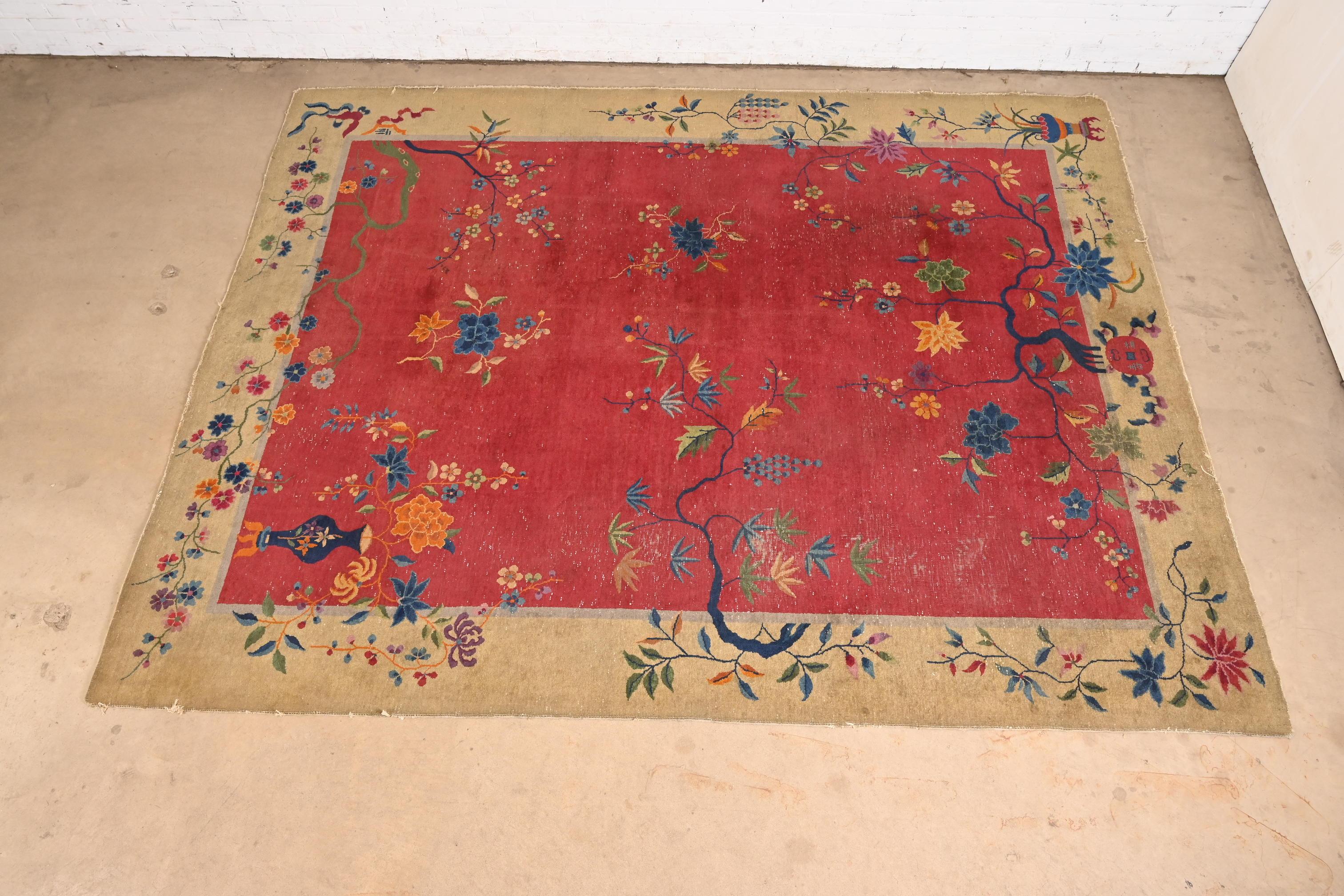 Magnifique tapis ancien en laine nouée à la main, de style ROOMS Art Déco.

Chine, vers 1920

Champ rouge, avec une bordure beige et un joli motif floral multicolore avec des urnes.

Mesures : 107