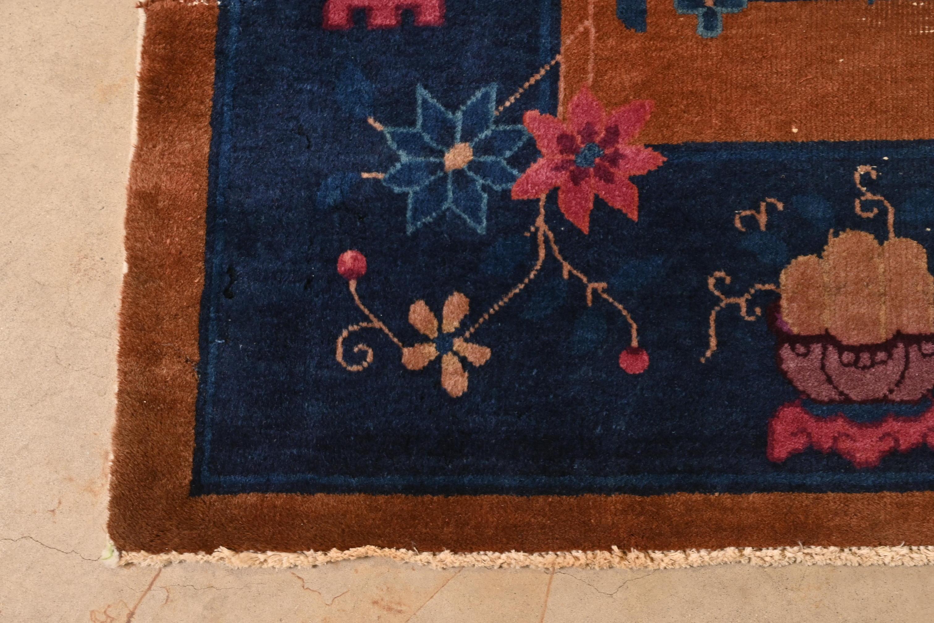 Antiguo Art Deco chino Nichols Alfombra de lana anudada a mano, tamaño de habitación, circa años 20 principios del siglo XX en venta