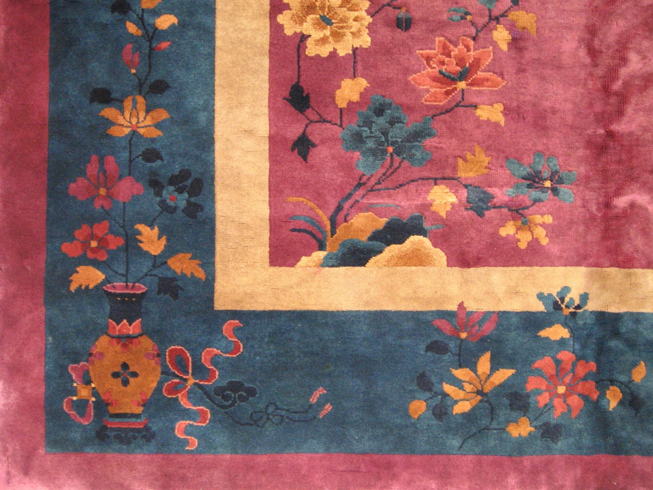 Perse Tapis oriental Art Déco chinois ancien de taille normale avec motifs et fleurs Art Déco en vente