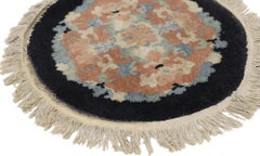 Antiker antiker chinesischer Art-déco-Rundteppich mit europäischem Einfluss im Chinoiserie-Stil