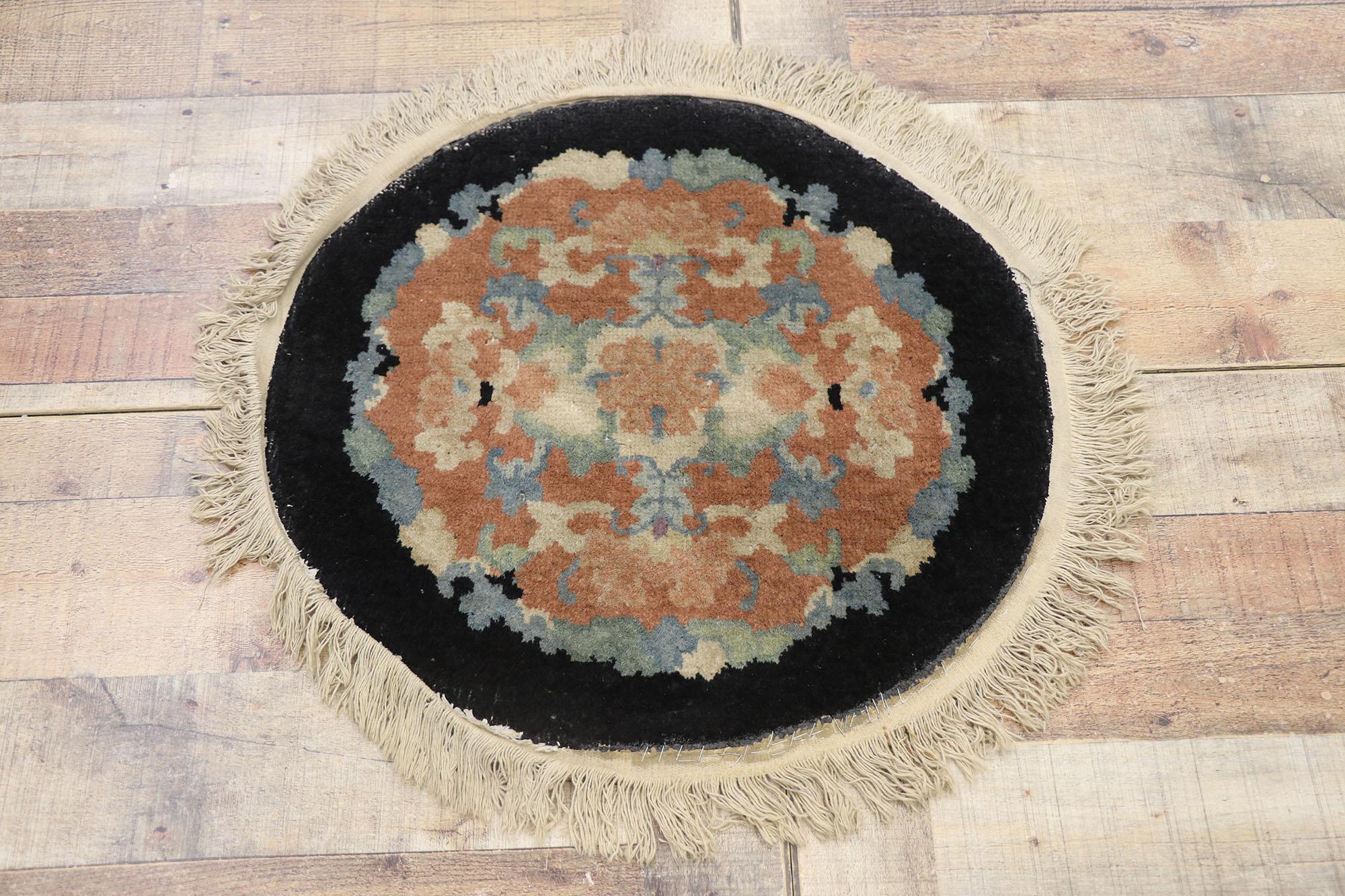 Antique Chinese Art Deco Round Rug with European Influenced Chinoiserie Style For Sale 1
