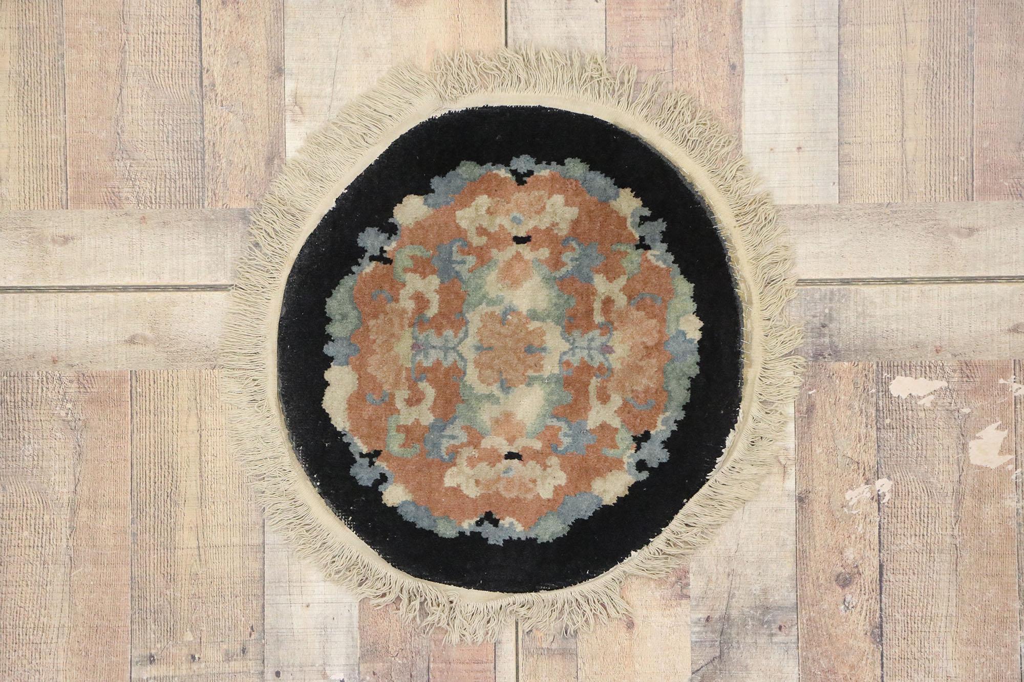 Antique Chinese Art Deco Round Rug with European Influenced Chinoiserie Style For Sale 2