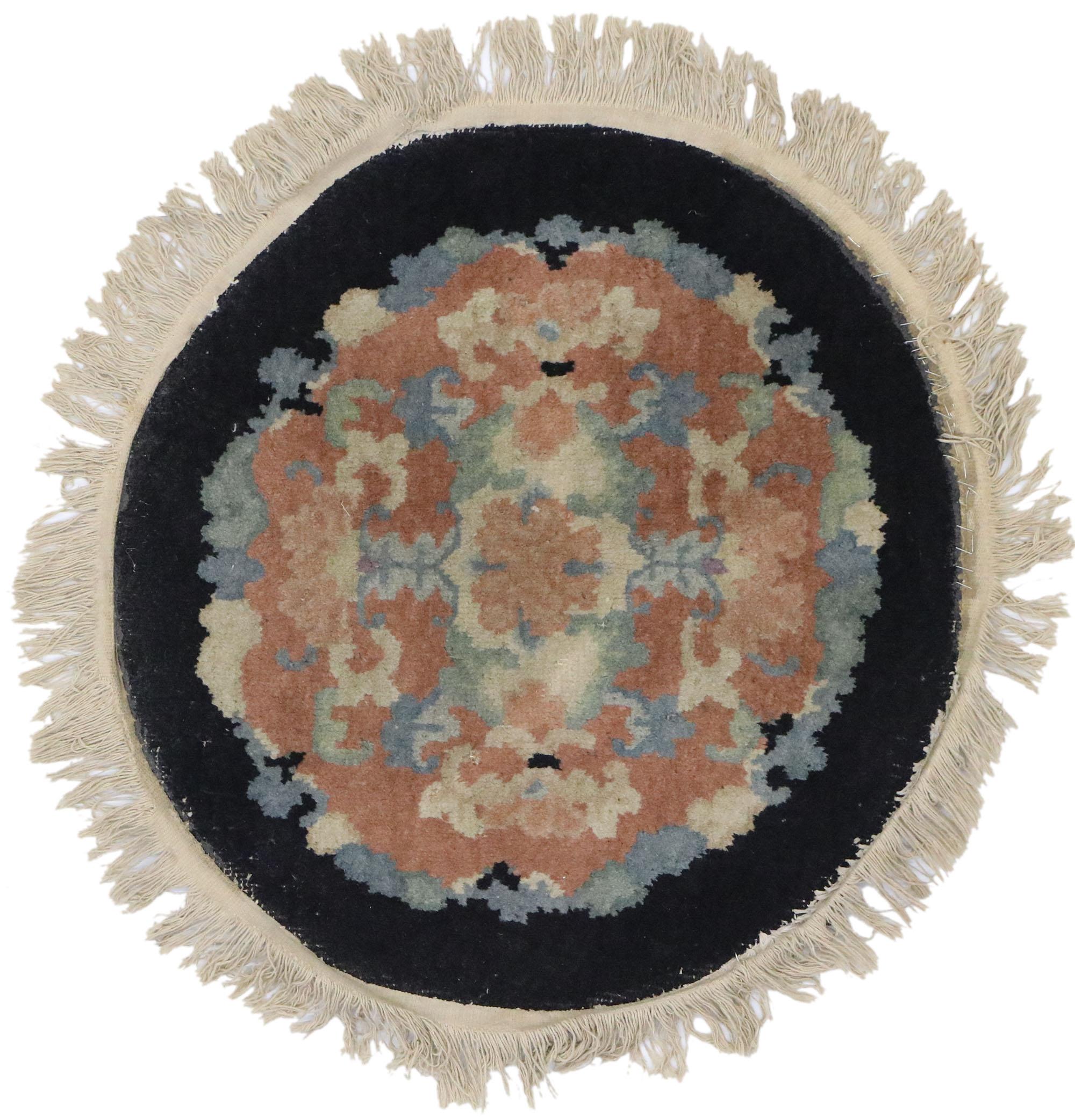 Antique Chinese Art Deco Round Rug with European Influenced Chinoiserie Style For Sale 3