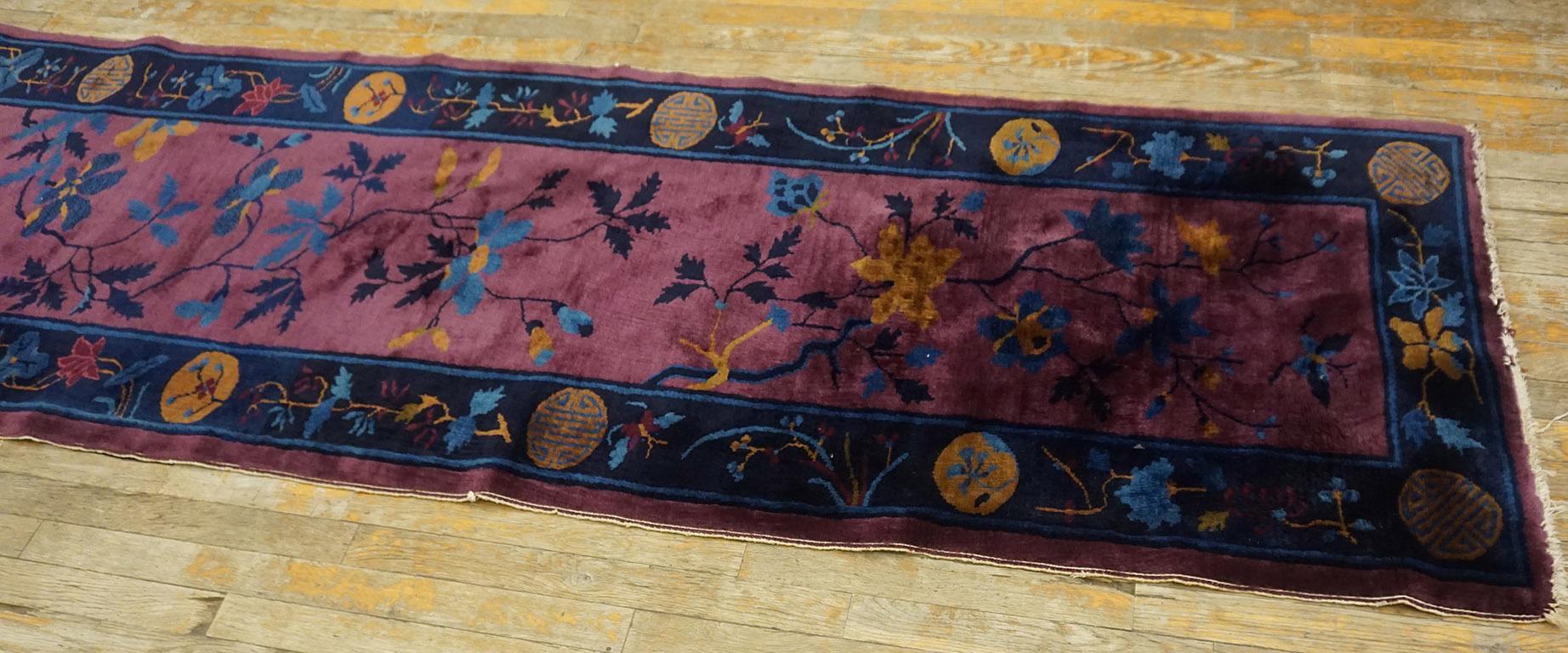 Chinesischer Art-Déco-Teppich aus den 1920er Jahren ( 2''9 x 13''10 - 84 x 422) (Handgeknüpft) im Angebot