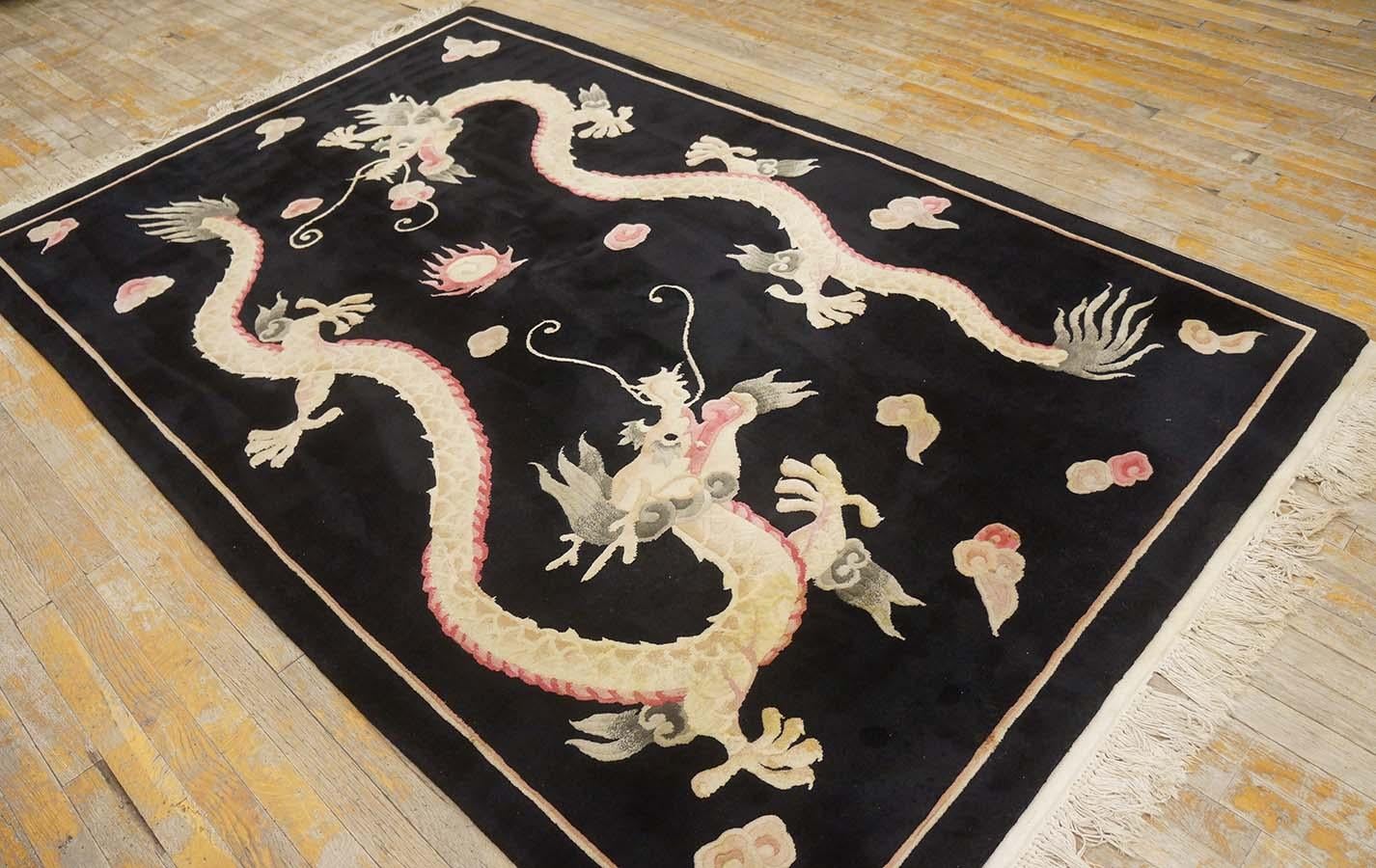 
Vieux tapis chinois en forme de dragon sur fond noir ( 5' x 8' - 152 x 243 cm)