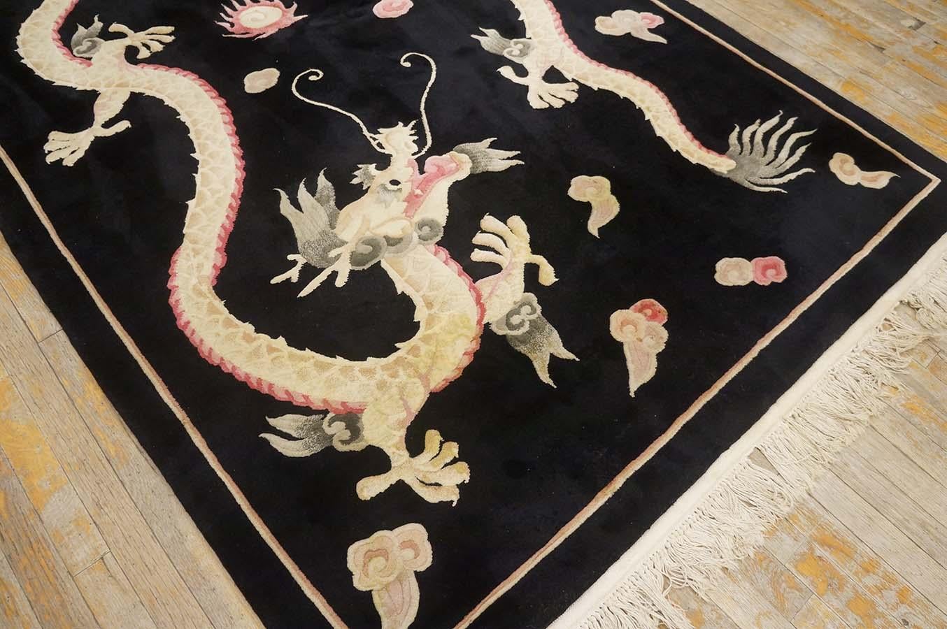Chinesischer Teppich aus den 1980er Jahren (5,5' x 8' - 152 x 243 cm) (Handgeknüpft) im Angebot