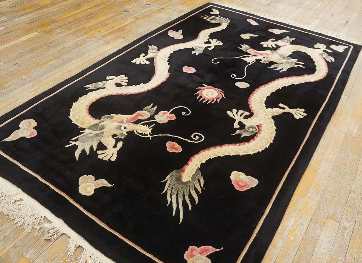 Chinesischer Teppich aus den 1980er Jahren (5,5' x 8' - 152 x 243 cm) im Zustand „Gut“ im Angebot in New York, NY