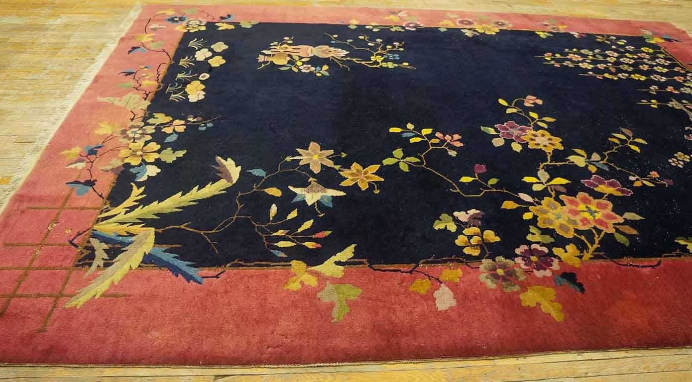 Chinesischer Art-Déco-Teppich aus den 1920er Jahren ( 8'10 Zoll x 11'9 Zoll - 269 x 358 cm) (Art déco) im Angebot