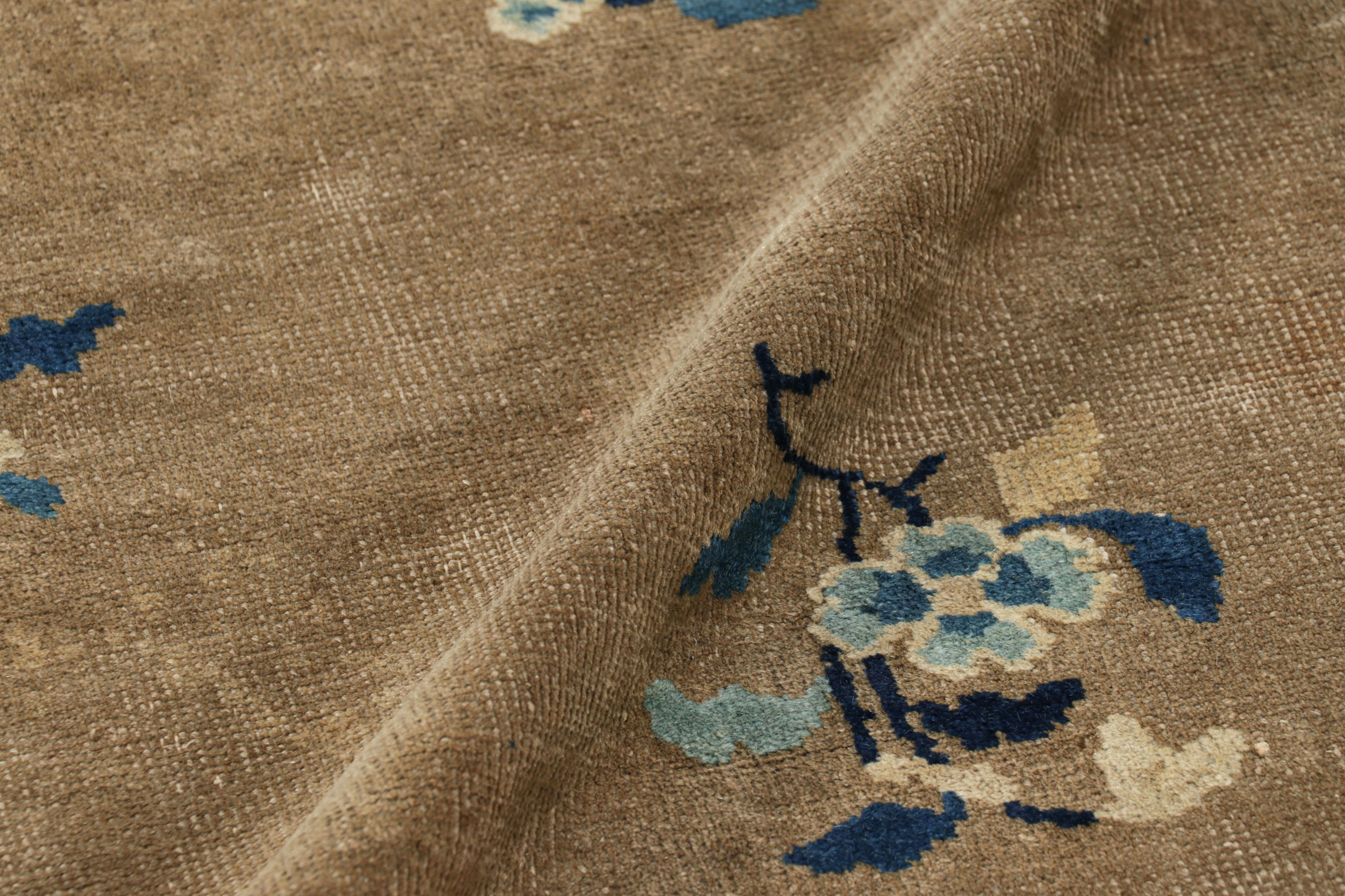 Tappeto antico cinese Art Deco, beige e blu con motivi floreali - Rug & Kilim In condizioni buone in vendita a Long Island City, NY