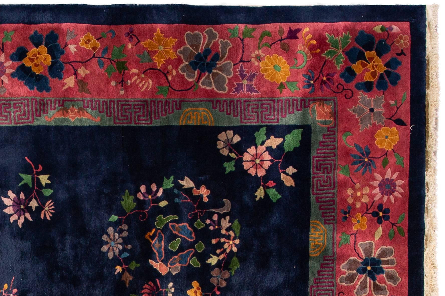 Ein außergewöhnlicher handgeknüpfter chinesischer Art-Déco-Teppich aus den 1920er Jahren mit einem schönen Blumen- und Vogelmotiv auf einem blauen Feld mit roter Akzentbordüre. Maße: 9 x 12.