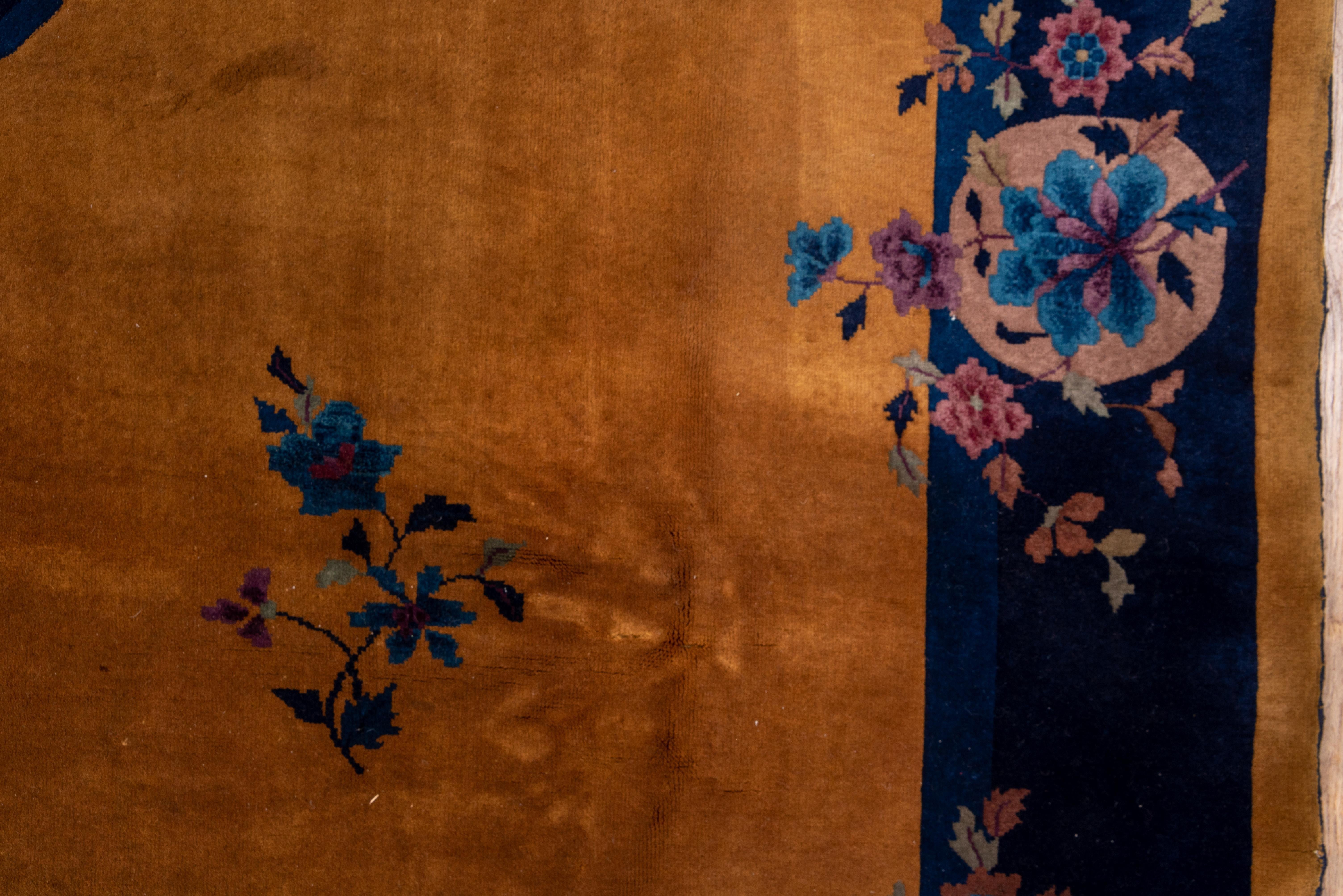 Antiker chinesischer Art-Déco-Teppich, Goldfeld, blaue Bordüren, ca. 1920er Jahre (Handgeknüpft) im Angebot