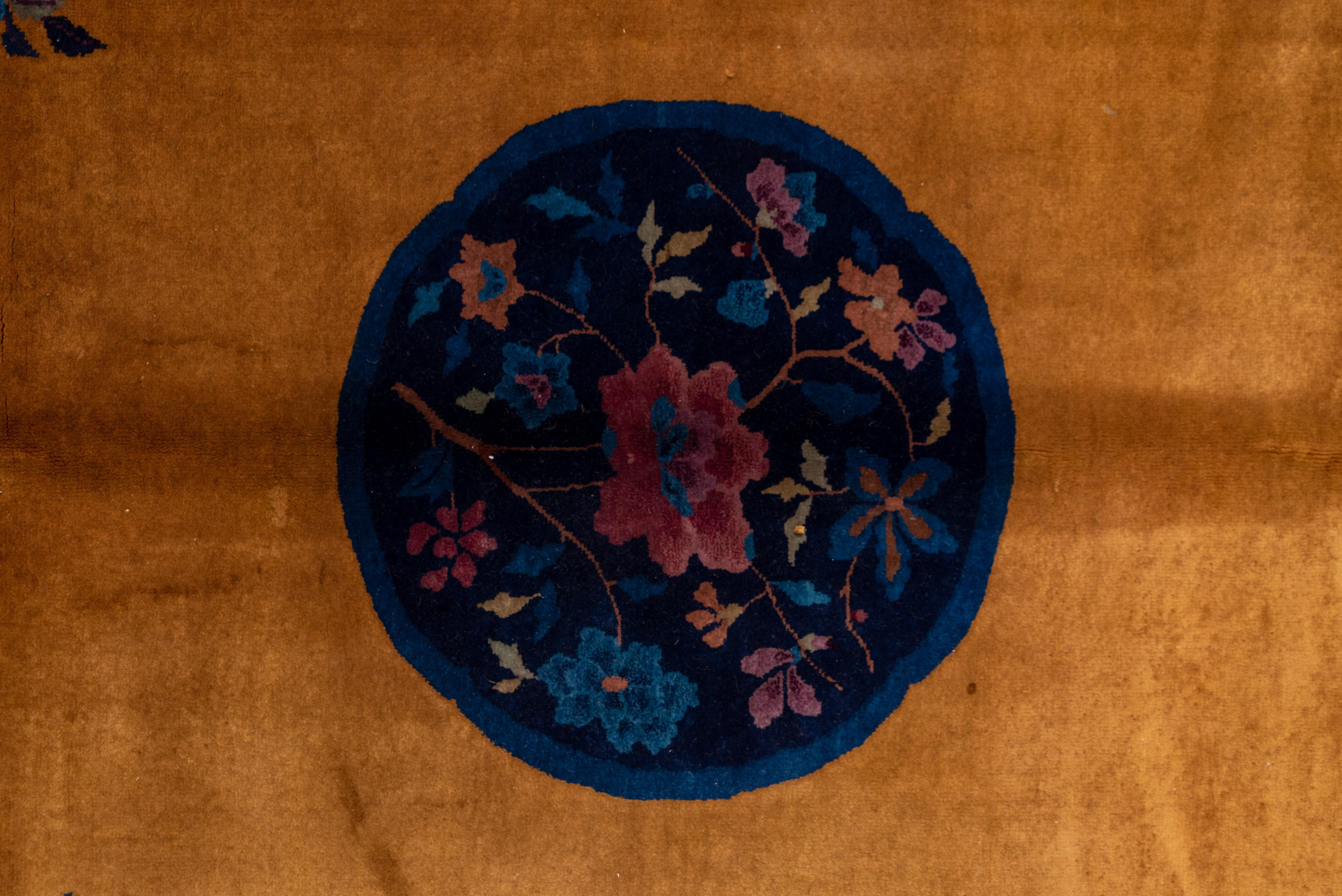 Antiker chinesischer Art-Déco-Teppich, Goldfeld, blaue Bordüren, ca. 1920er Jahre (Frühes 20. Jahrhundert) im Angebot