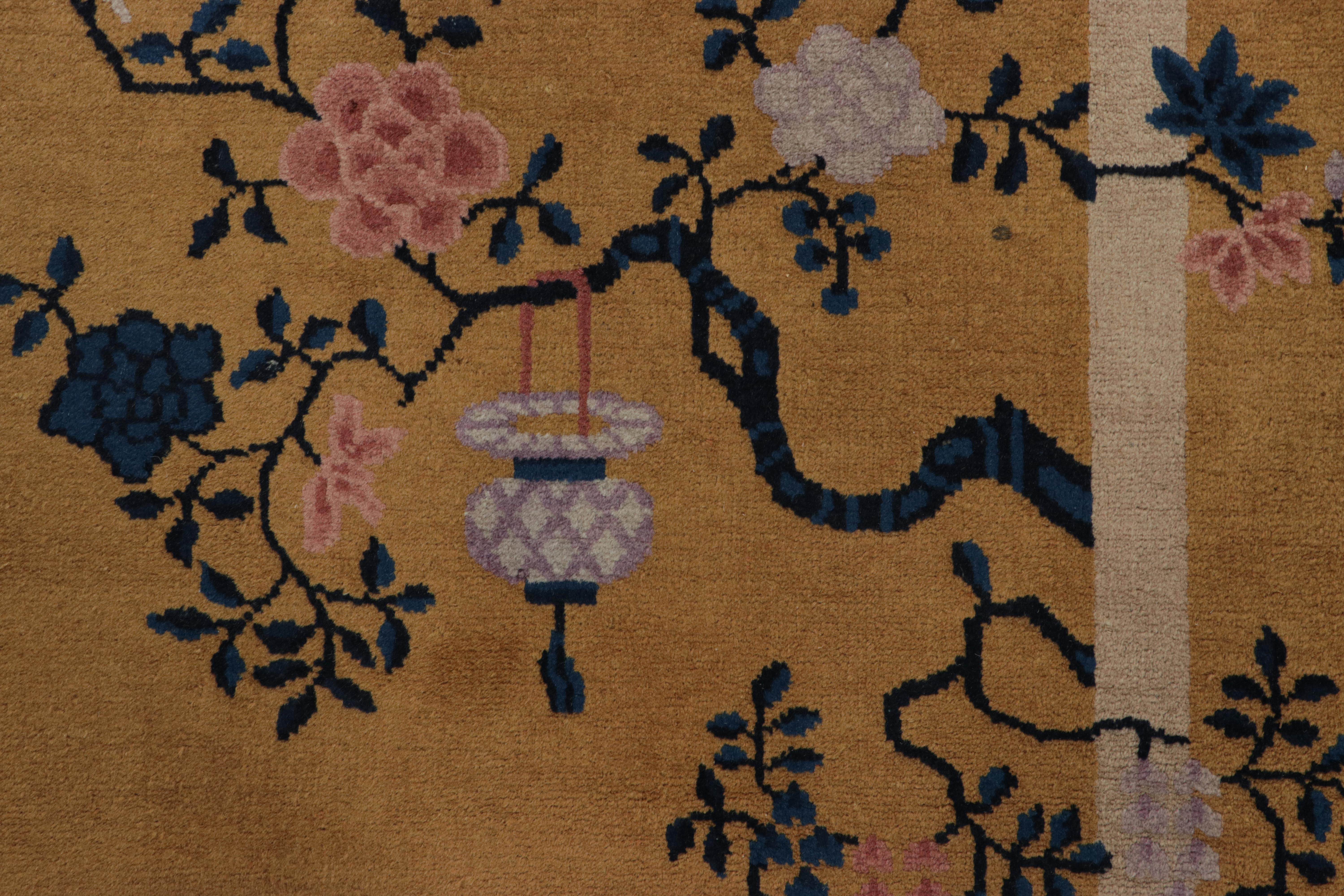 : Annodato a mano in lana e proveniente dalla Cina degli anni '20, questo tappeto antico cinese Art Deco 4x7 è un pezzo unico di Rug & Kilim, una ricca cineseria d'epoca dallo stile moderno, esemplare della sensibilità della tessitura dell'Età del