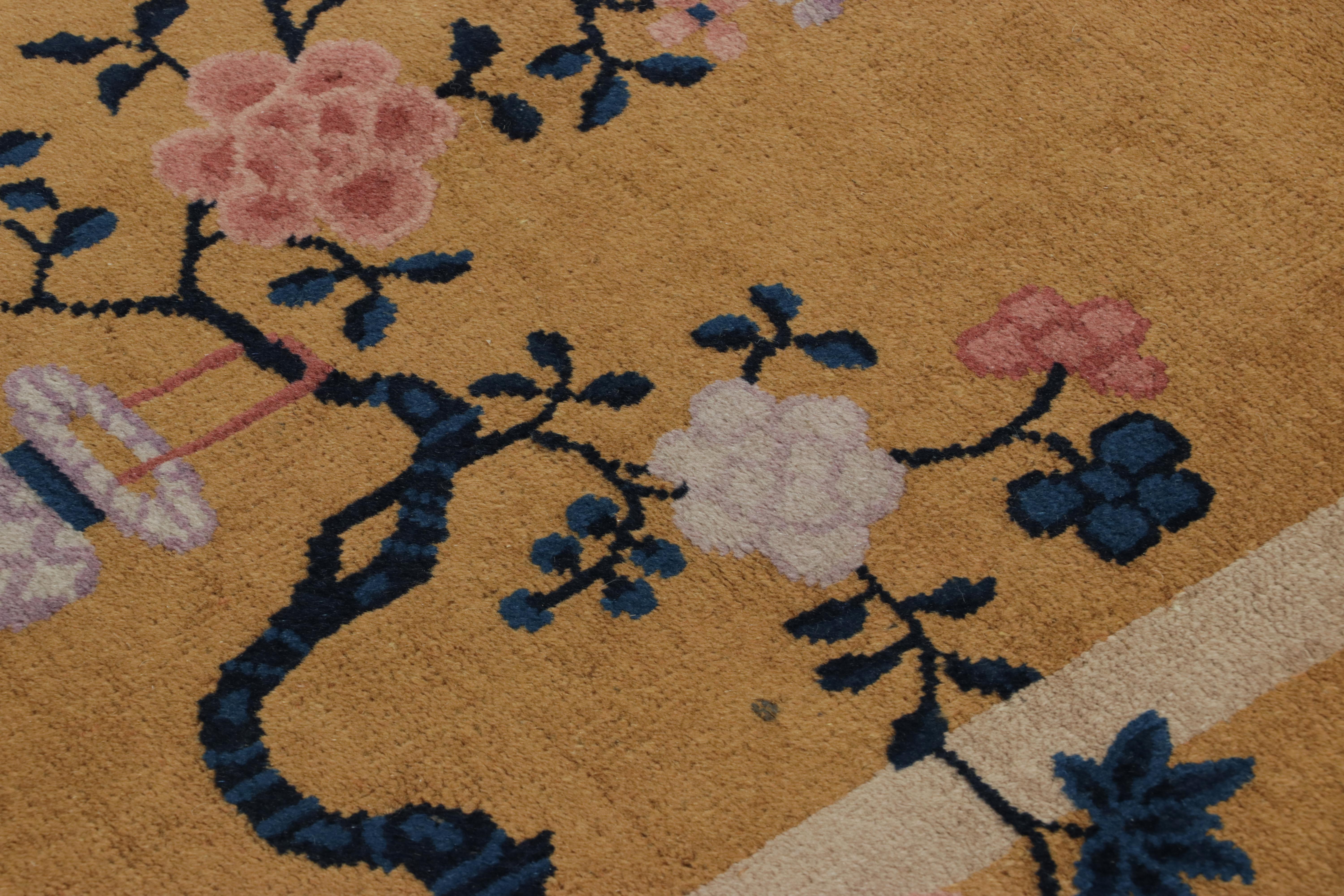 Tappeto antico cinese Art Deco, marrone dorato con eleganti fiori - Rug & Kilim In condizioni buone in vendita a Long Island City, NY