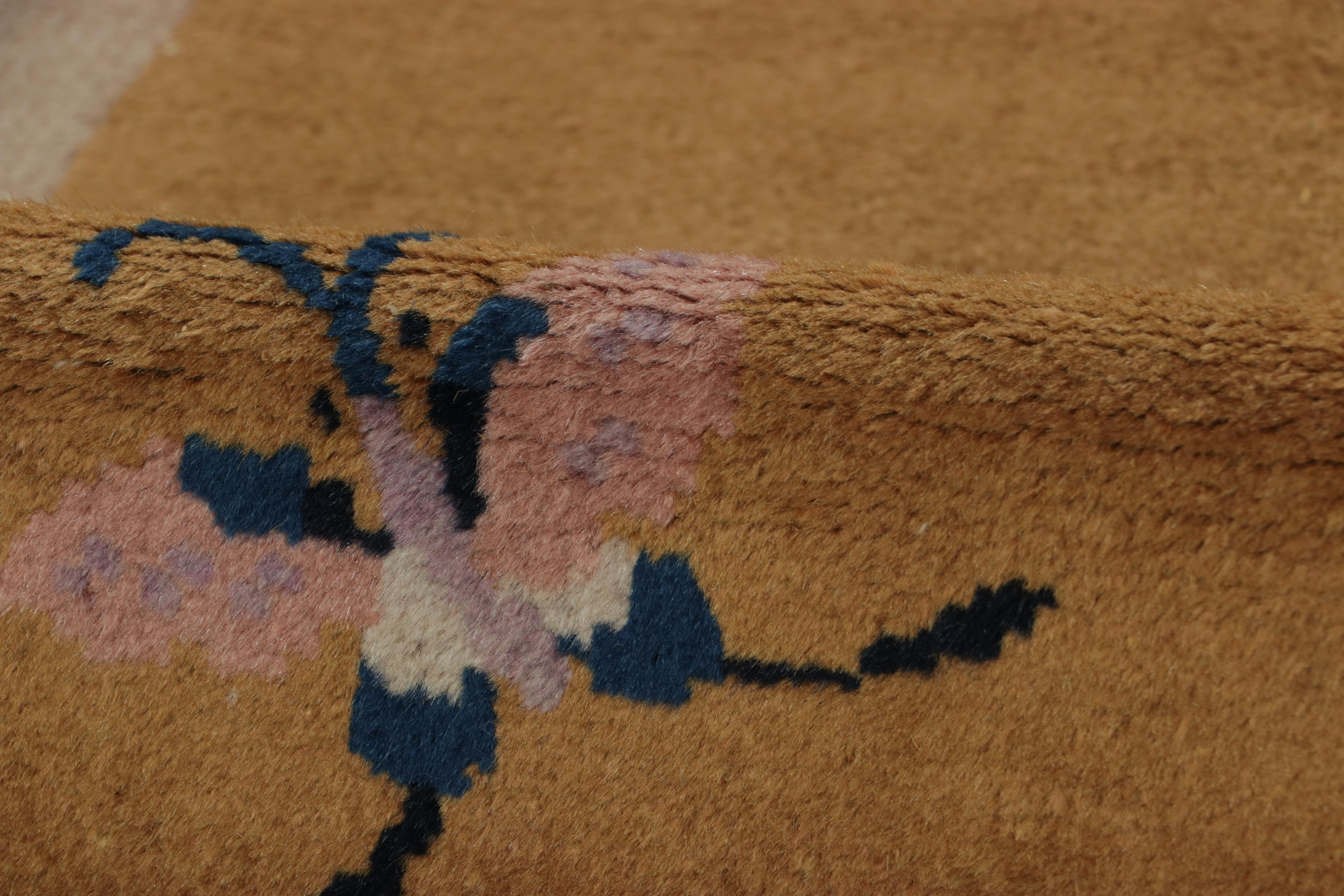 Inizio XX secolo Tappeto antico cinese Art Deco, marrone dorato con eleganti fiori - Rug & Kilim in vendita