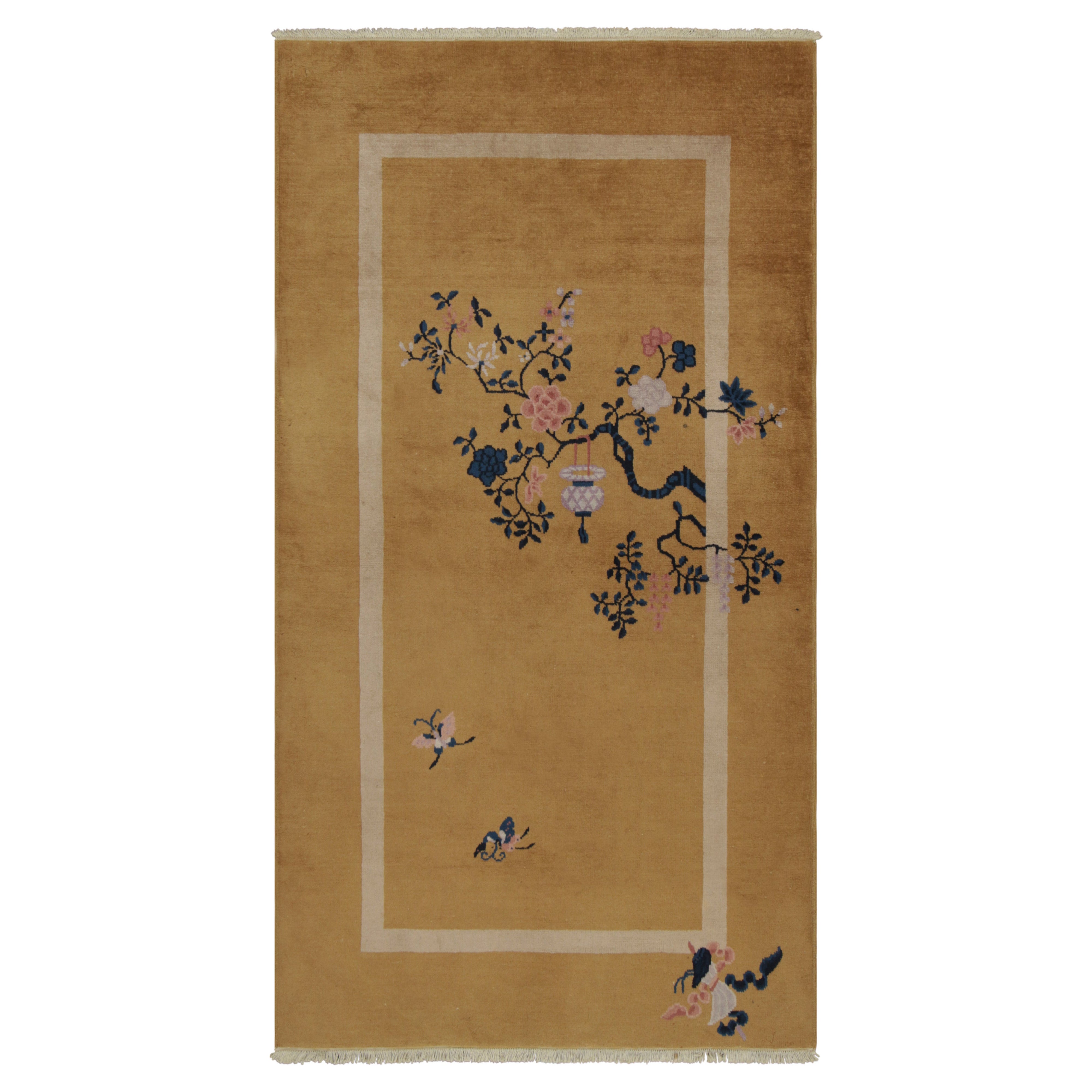 Antiker chinesischer Art-Deco-Teppich, goldbraun mit eleganten Blumen - Rug & Kilim