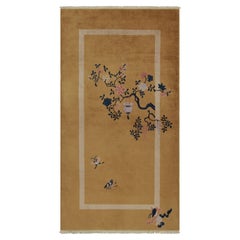 Antiker chinesischer Art-Deco-Teppich, goldbraun mit eleganten Blumen - Rug & Kilim