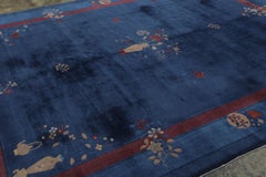Antiker chinesischer Art-Deco-Teppich in Blau und Rot mit Blumenmustern - Rug & Kilim