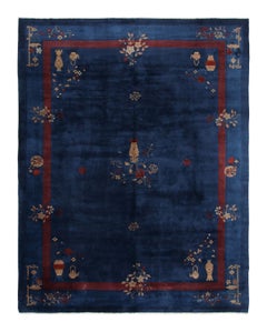 Antiker chinesischer Art-Deco-Teppich in Blau und Rot mit Blumenmustern - Rug & Kilim
