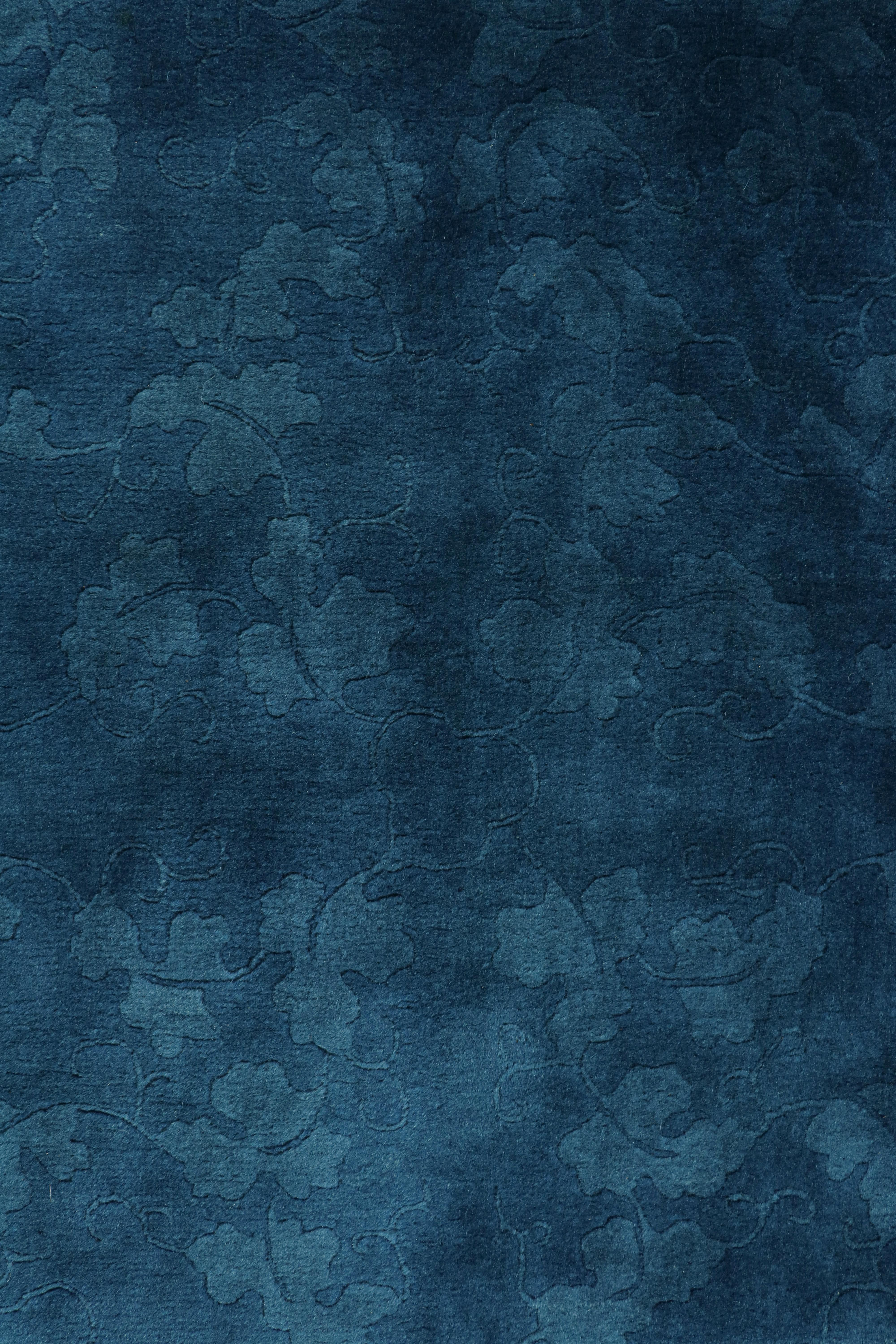 Début du 20ème siècle Tapis Art déco chinois ancien en bleu avec motifs floraux, de Rug & Kilim en vente