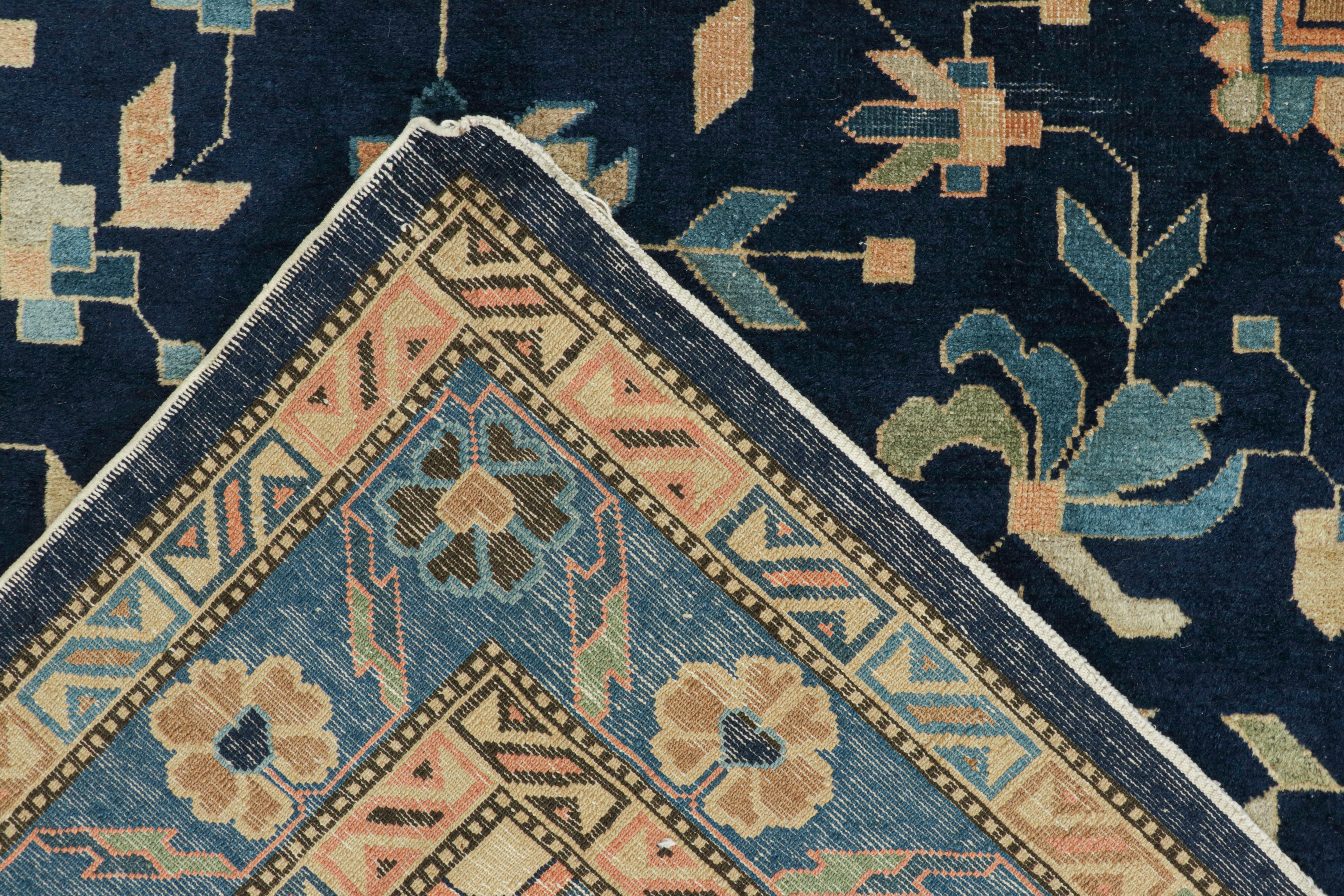 Début du 20ème siècle Tapis Art Déco chinois ancien en bleu avec médaillon en or, par Rug & Kilim en vente