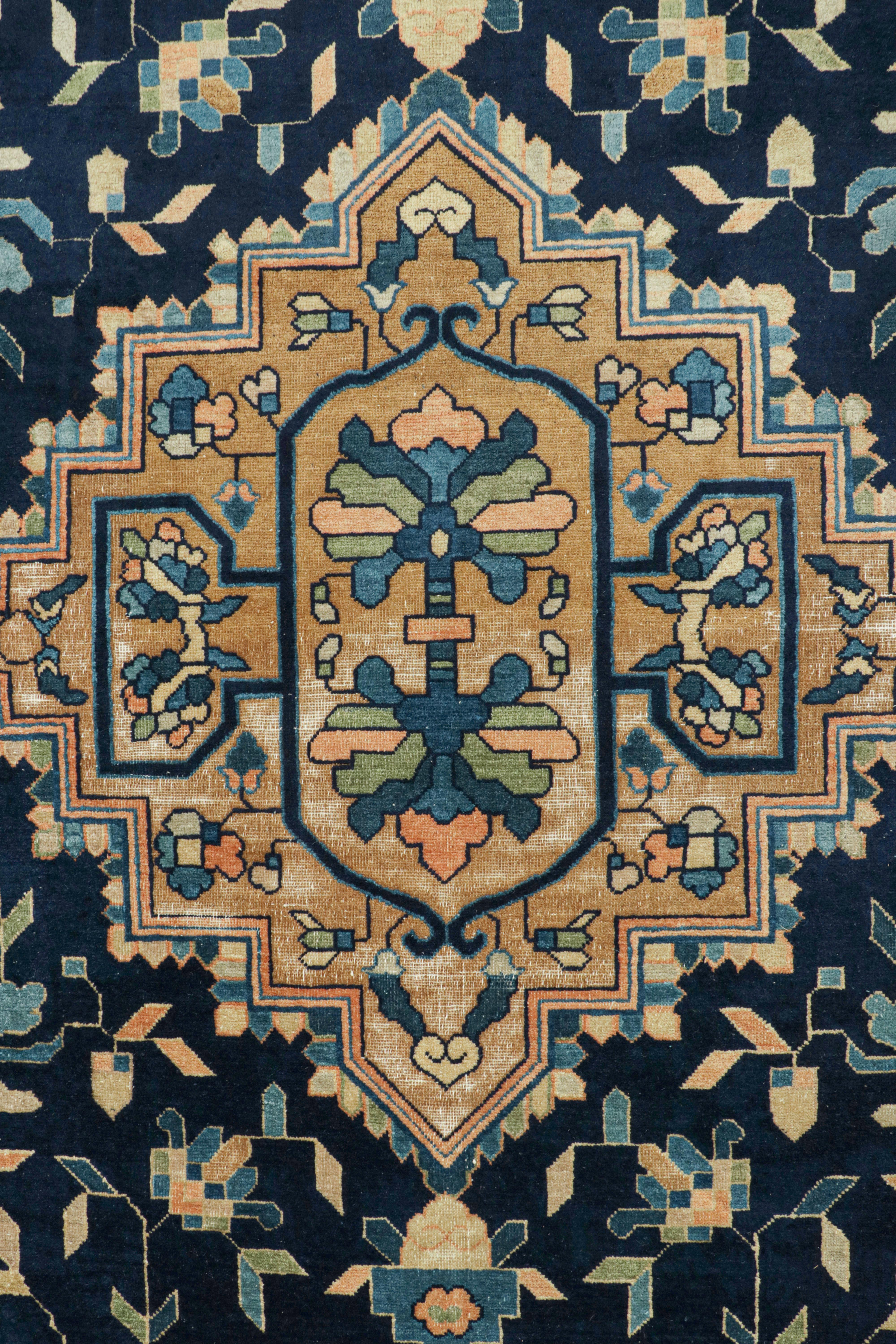 Tapis Art Déco chinois ancien en bleu avec médaillon en or, par Rug & Kilim Bon état - En vente à Long Island City, NY