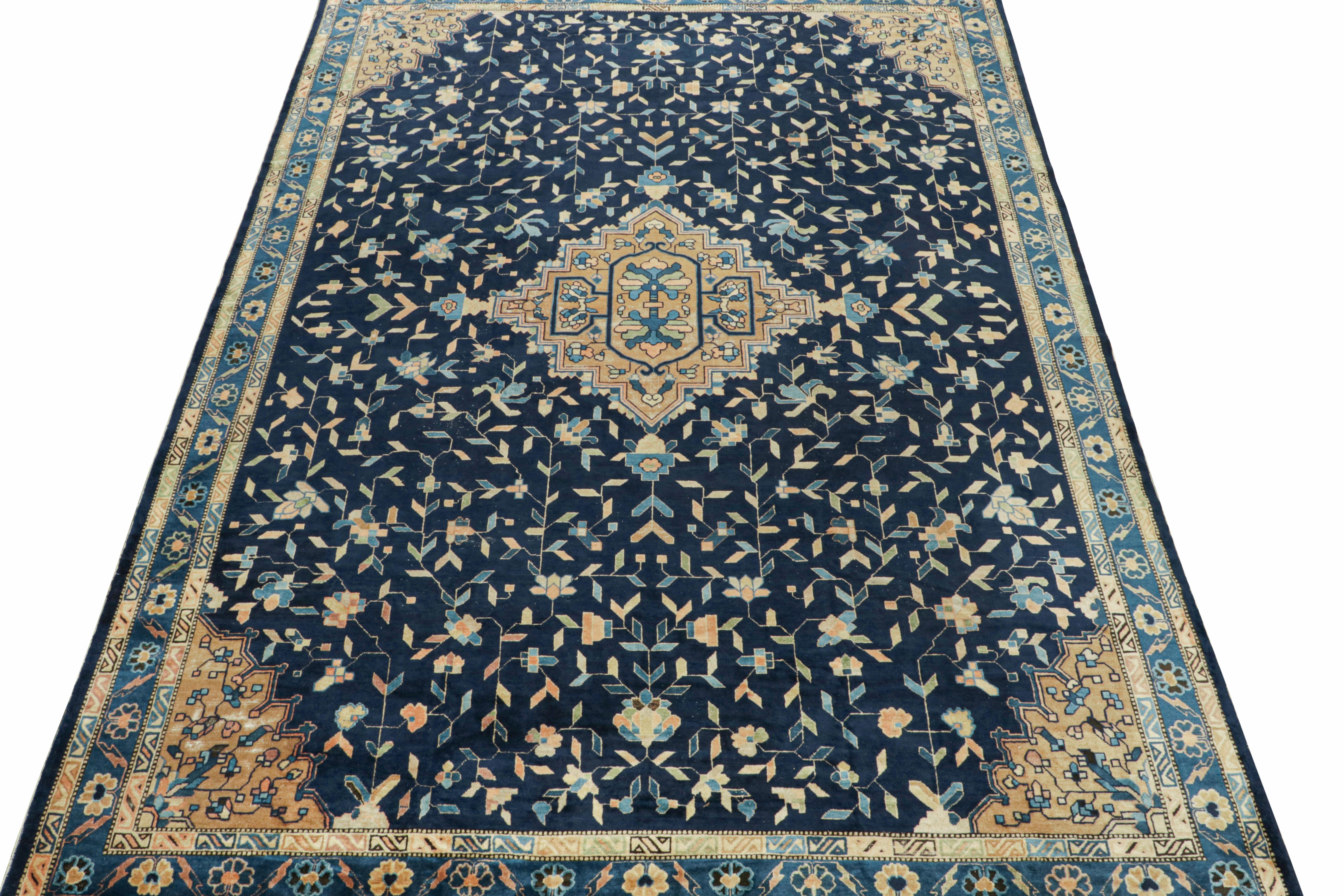 Noué à la main Tapis Art Déco chinois ancien en bleu avec médaillon en or, par Rug & Kilim en vente