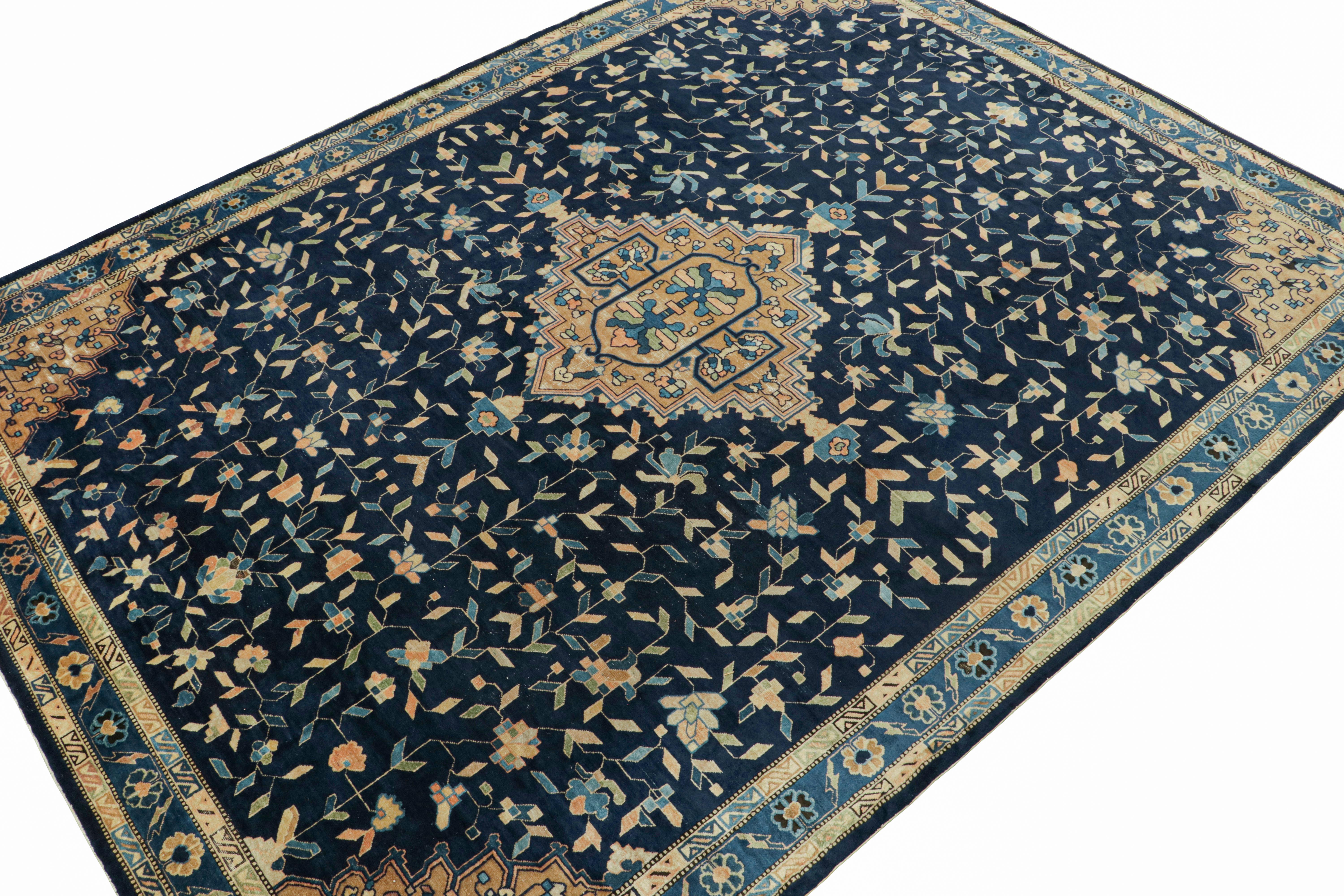 Indien Tapis Art Déco chinois ancien en bleu avec médaillon en or, par Rug & Kilim en vente