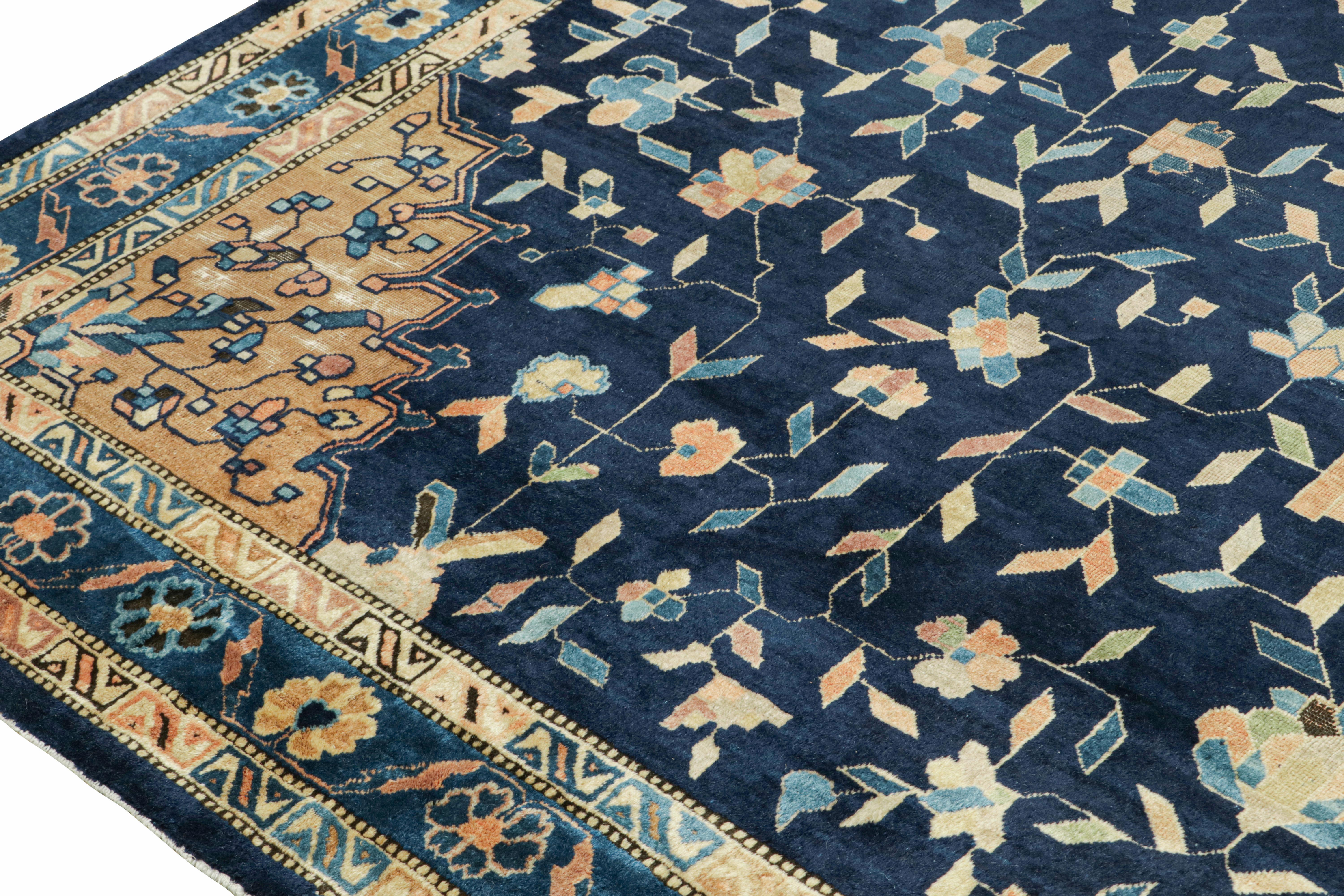 Art déco Tapis Art Déco chinois ancien en bleu avec médaillon en or, par Rug & Kilim en vente