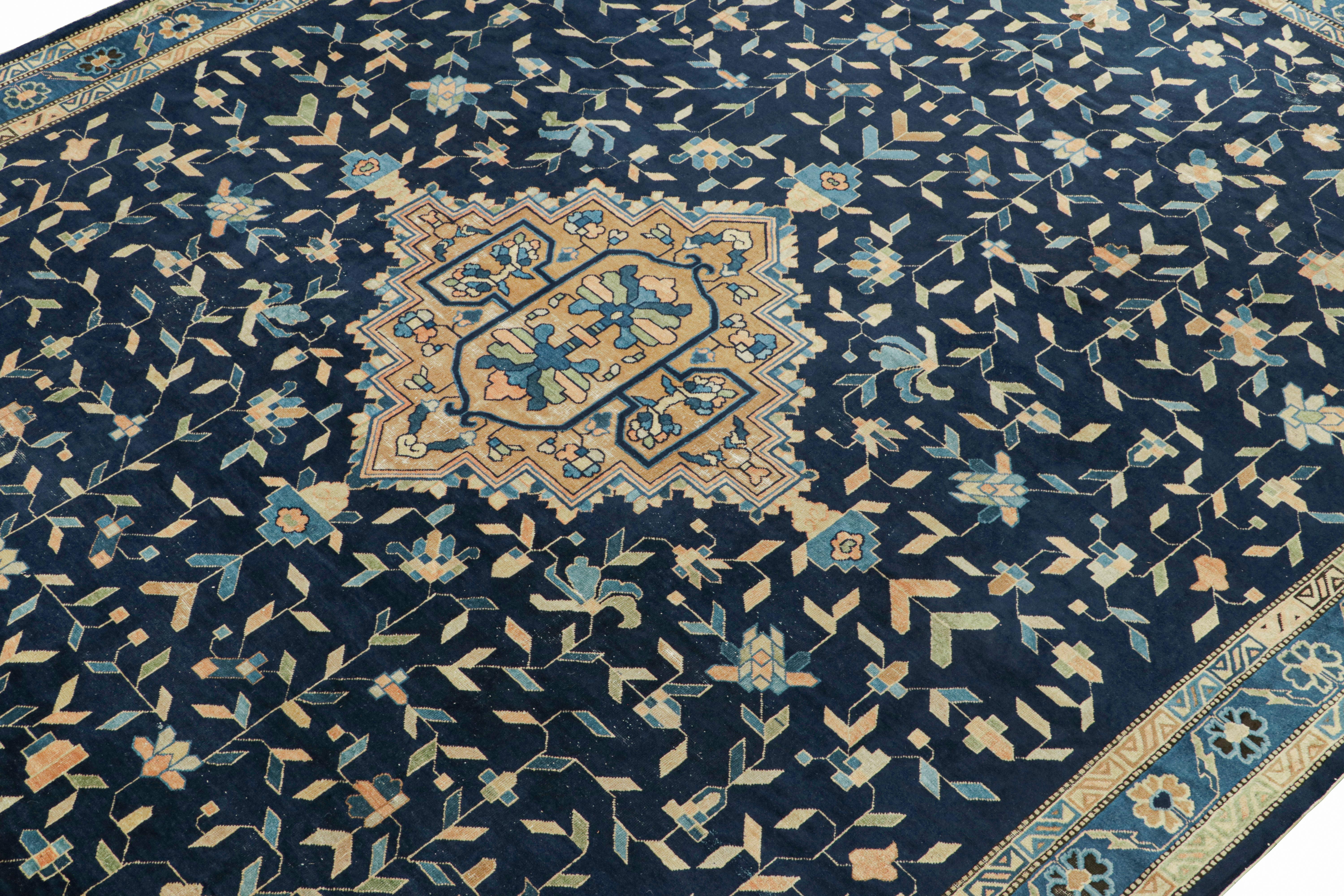 Ce tapis Art Déco chinois antique 10x14 est la prochaine grande addition au répertoire des curations classiques de Rug & Kilim. Noué à la main en laine, il date des années 1920-1930. 

Plus loin dans le Design : 

Cette pièce s'enorgueillit du