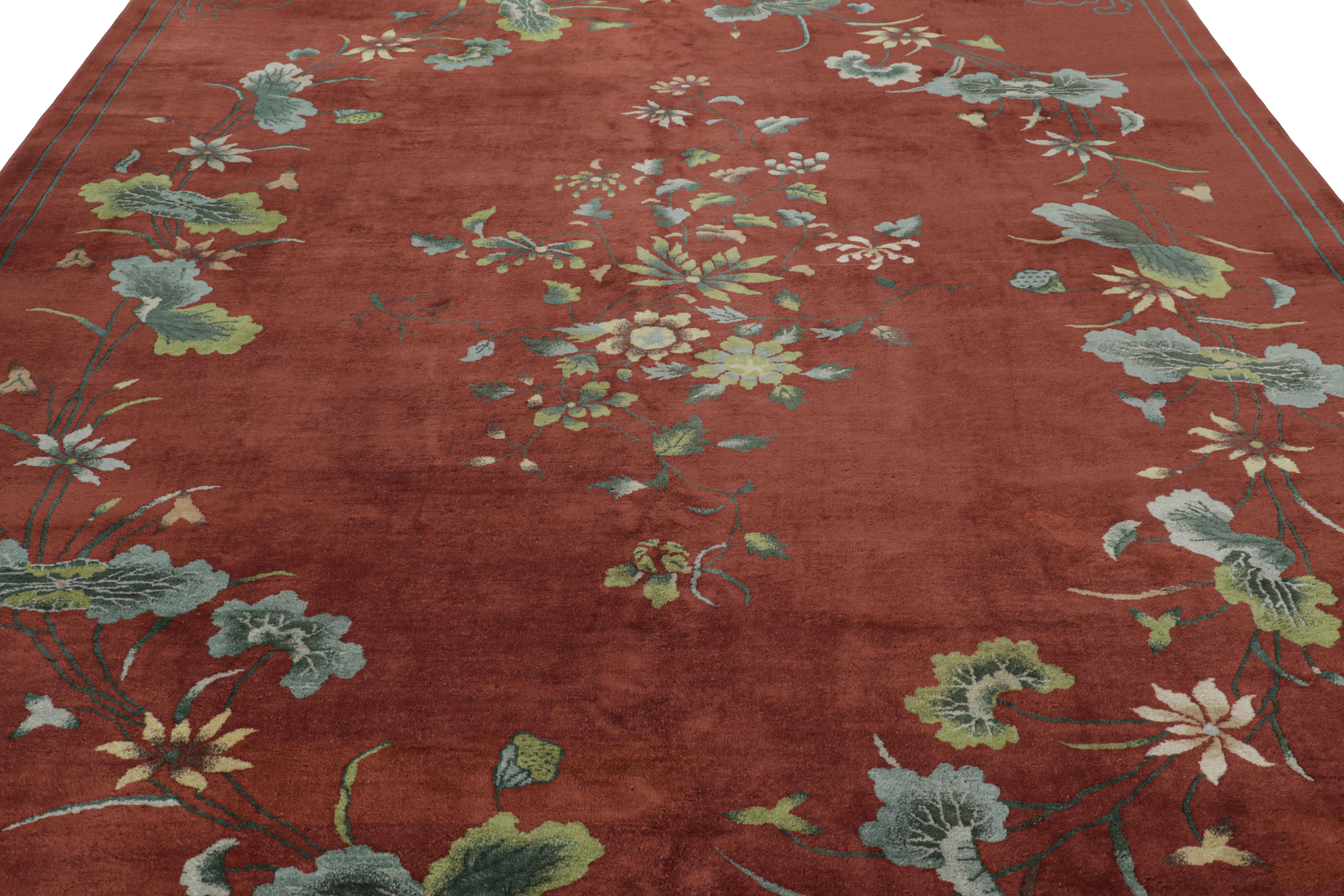 Realizzato in lana annodata a mano e proveniente dalla Cina intorno al 1920-1930, questo tappeto antico cinese Art Deco 9x11 è una nuova, rara ed entusiasmante selezione nella collezione di Rug & Kilim di classici della cineseria di questo movimento