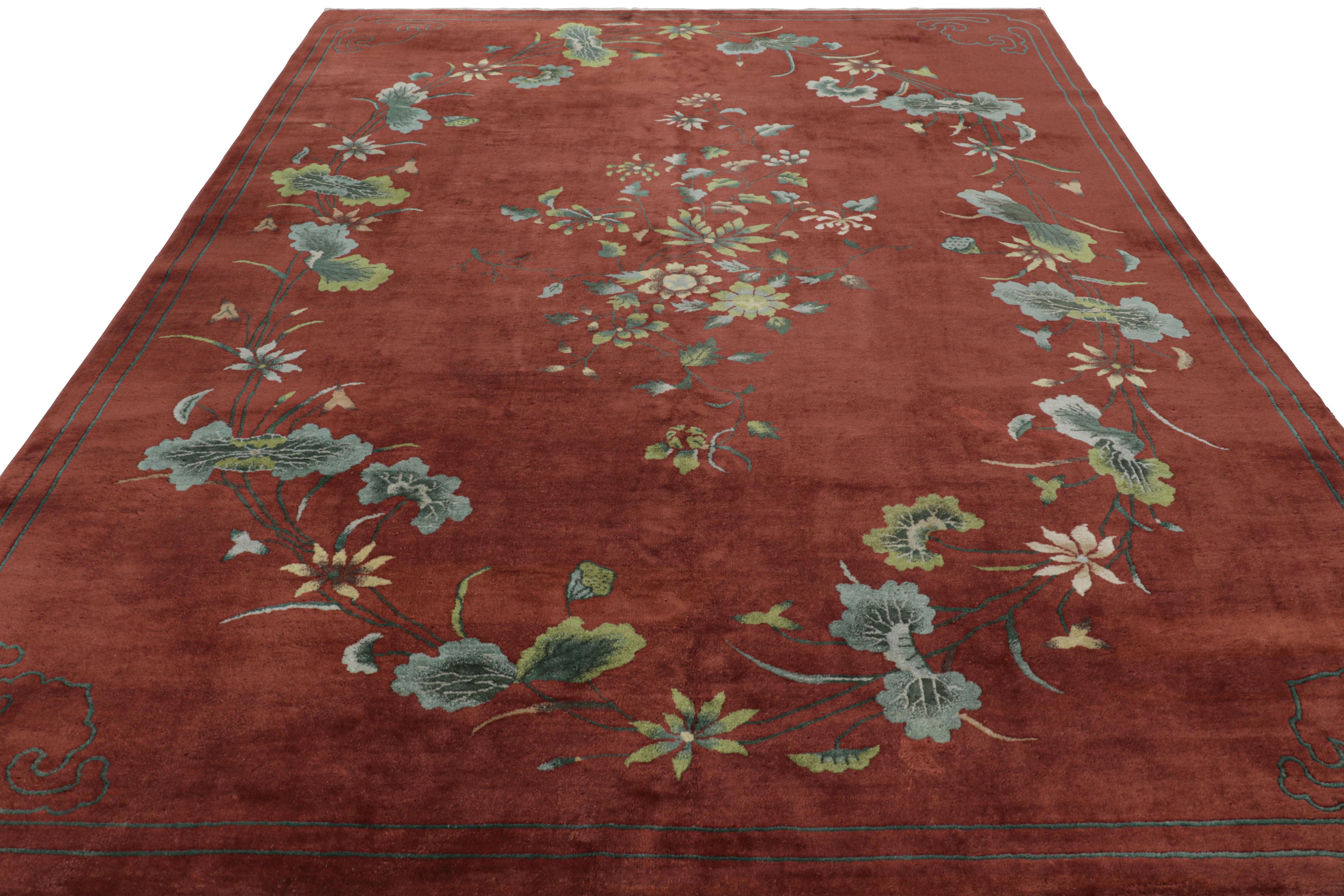 Tappeto antico cinese Art Deco in borgogna con motivi floreali - Rug & Kilim In condizioni buone in vendita a Long Island City, NY