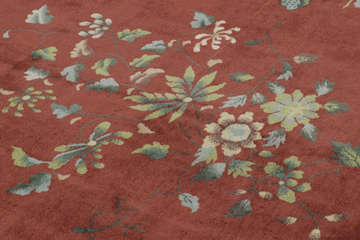 Inizio XX secolo Tappeto antico cinese Art Deco in borgogna con motivi floreali - Rug & Kilim in vendita