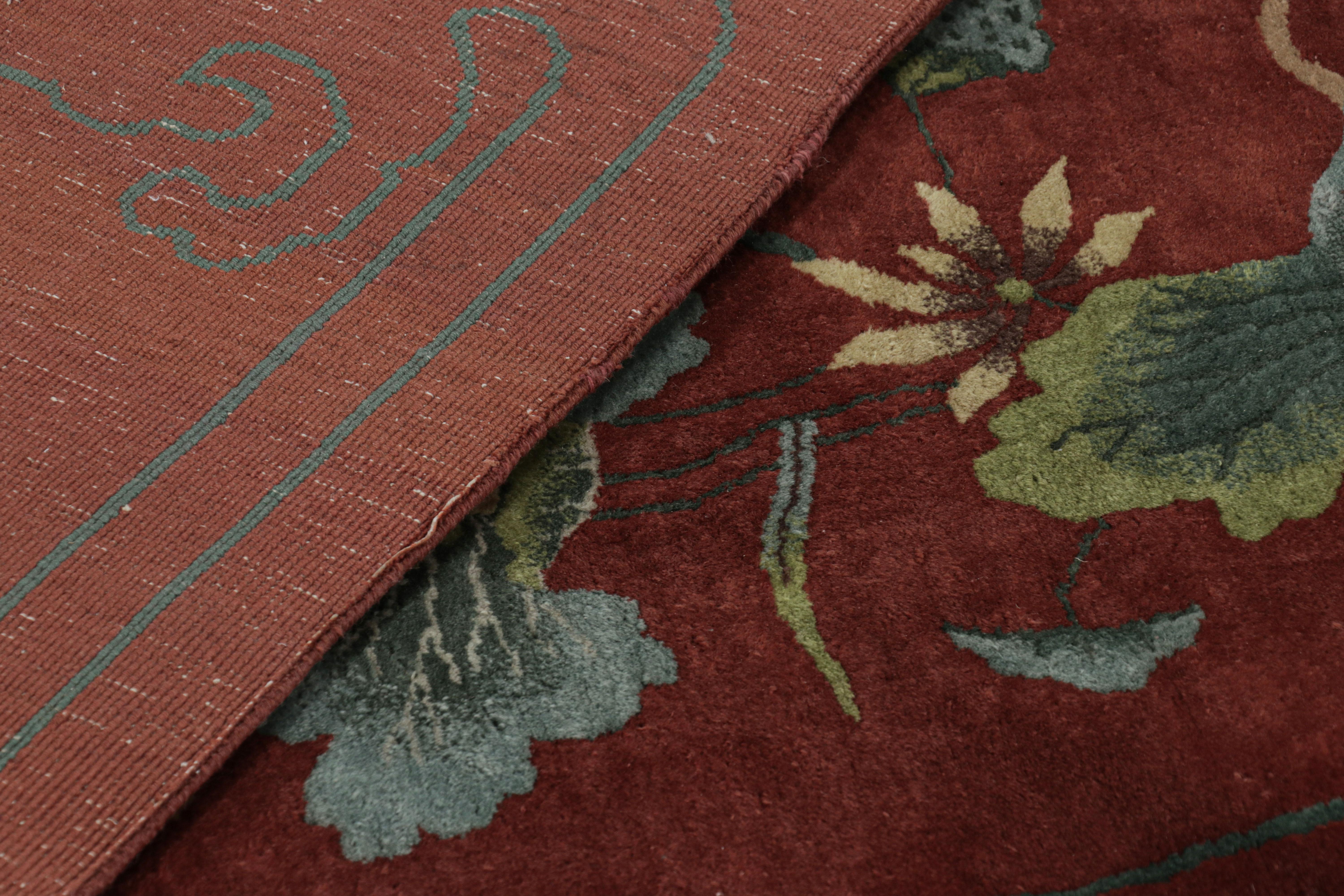 Tappeto antico cinese Art Deco in borgogna con motivi floreali - Rug & Kilim in vendita 1