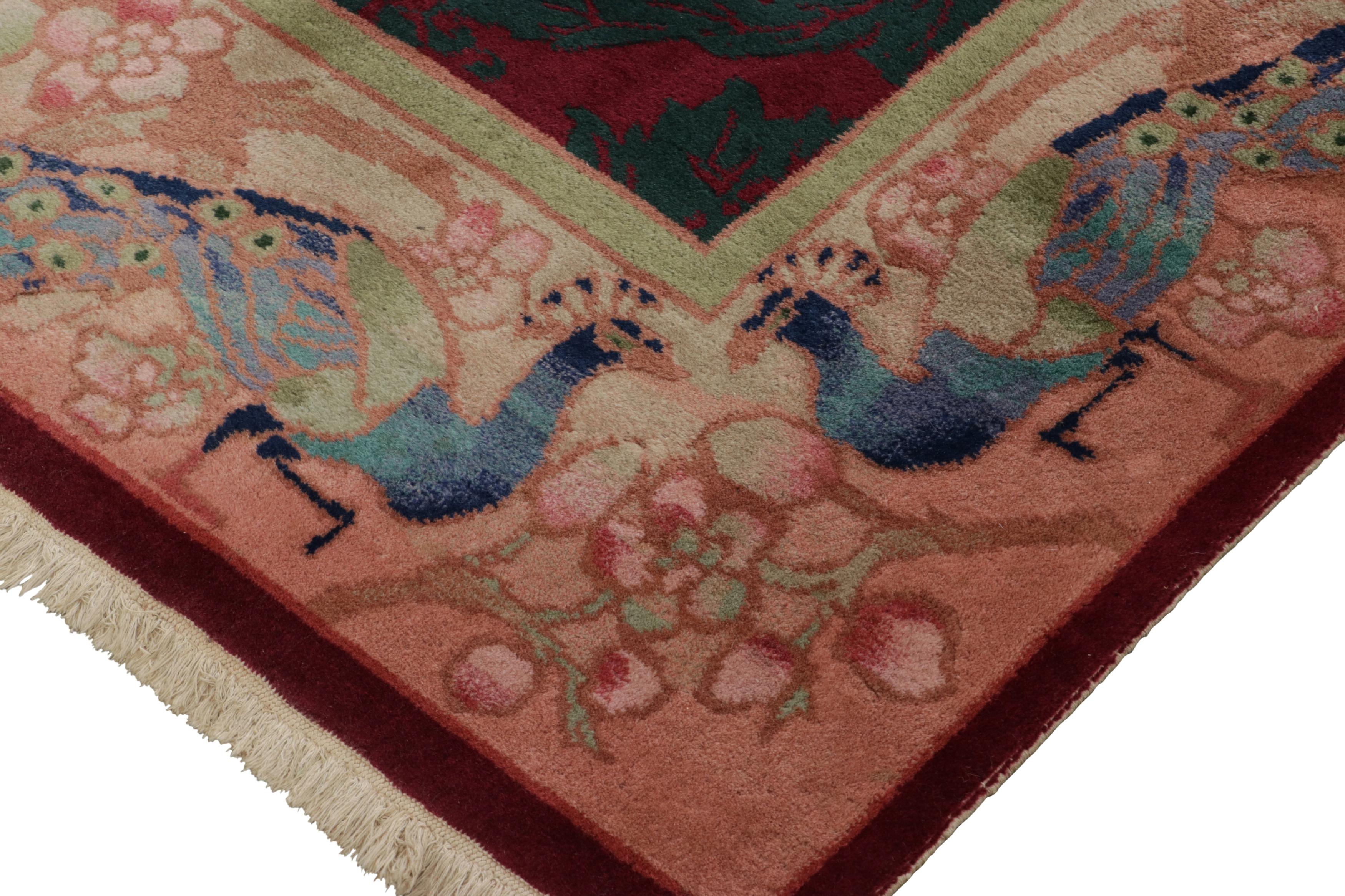 Ce tapis Art Déco chinois antique 6x9 représente l'un des designs de collection les plus uniques et les plus rares de sa provenance à rejoindre la collection de Rug & Kilim de ce mouvement emblématique - à la fois une pièce incroyablement