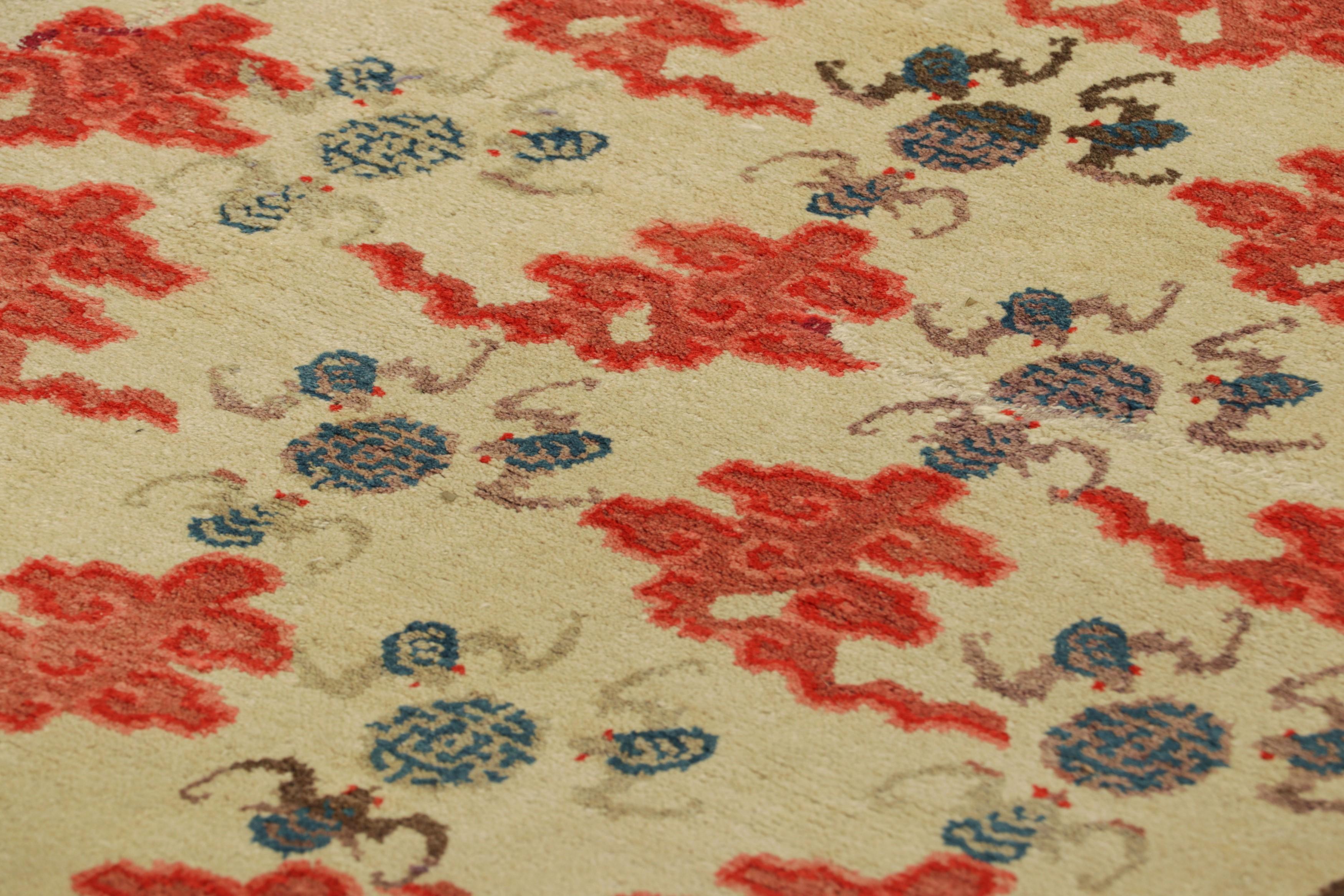 Fabriqué en laine nouée à la main vers 1910-1920, ce tapis Art déco chinois antique 6x9 est une nouvelle pièce de collection passionnante et une pièce d'époque rare dans la Collection Rug & Kilim. Son design est censé refléter la riche histoire des