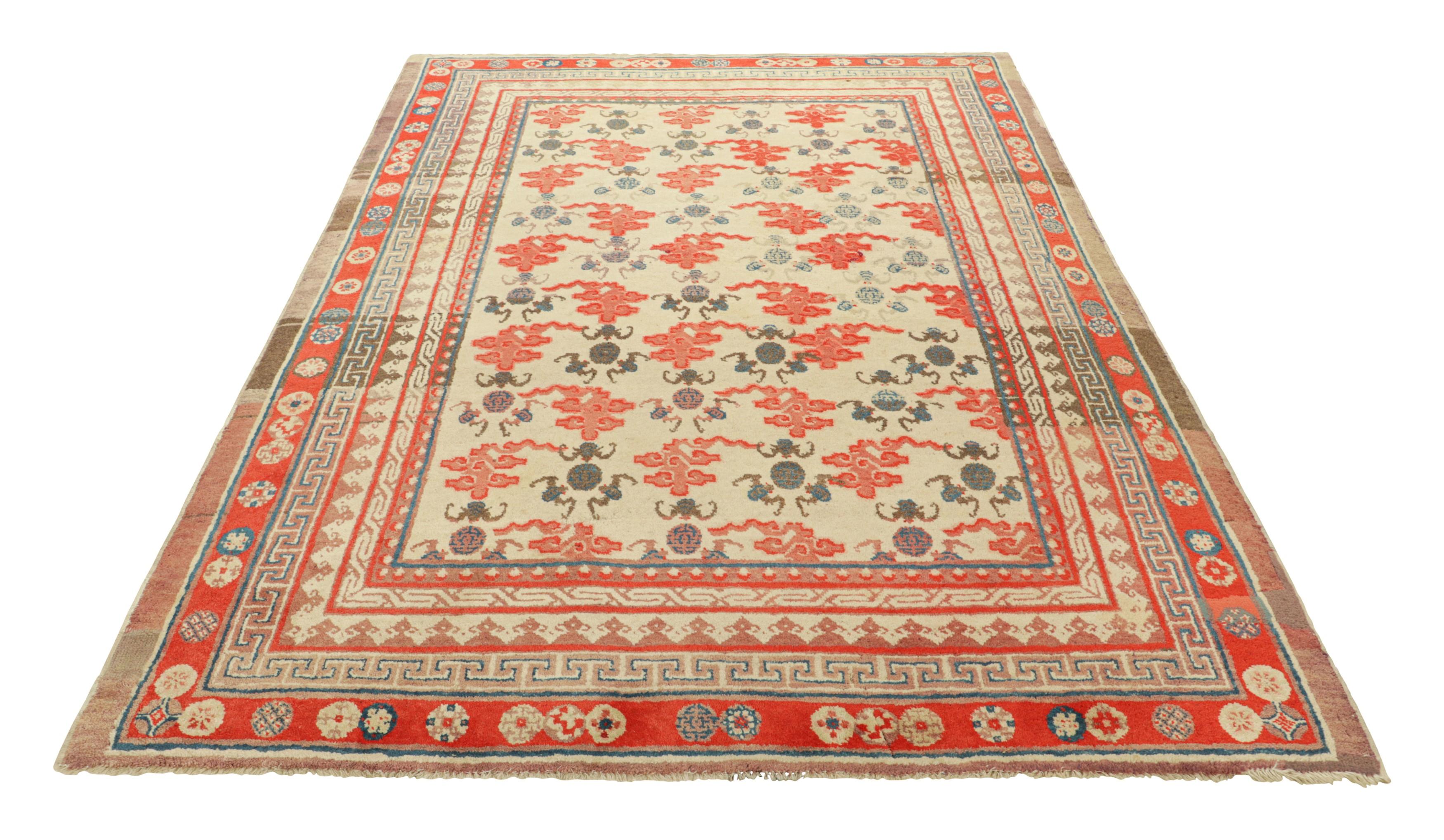 Tapis Art déco chinois ancien de couleur crème et rouge avec motifs de nuages  Rug & Kilim Bon état - En vente à Long Island City, NY