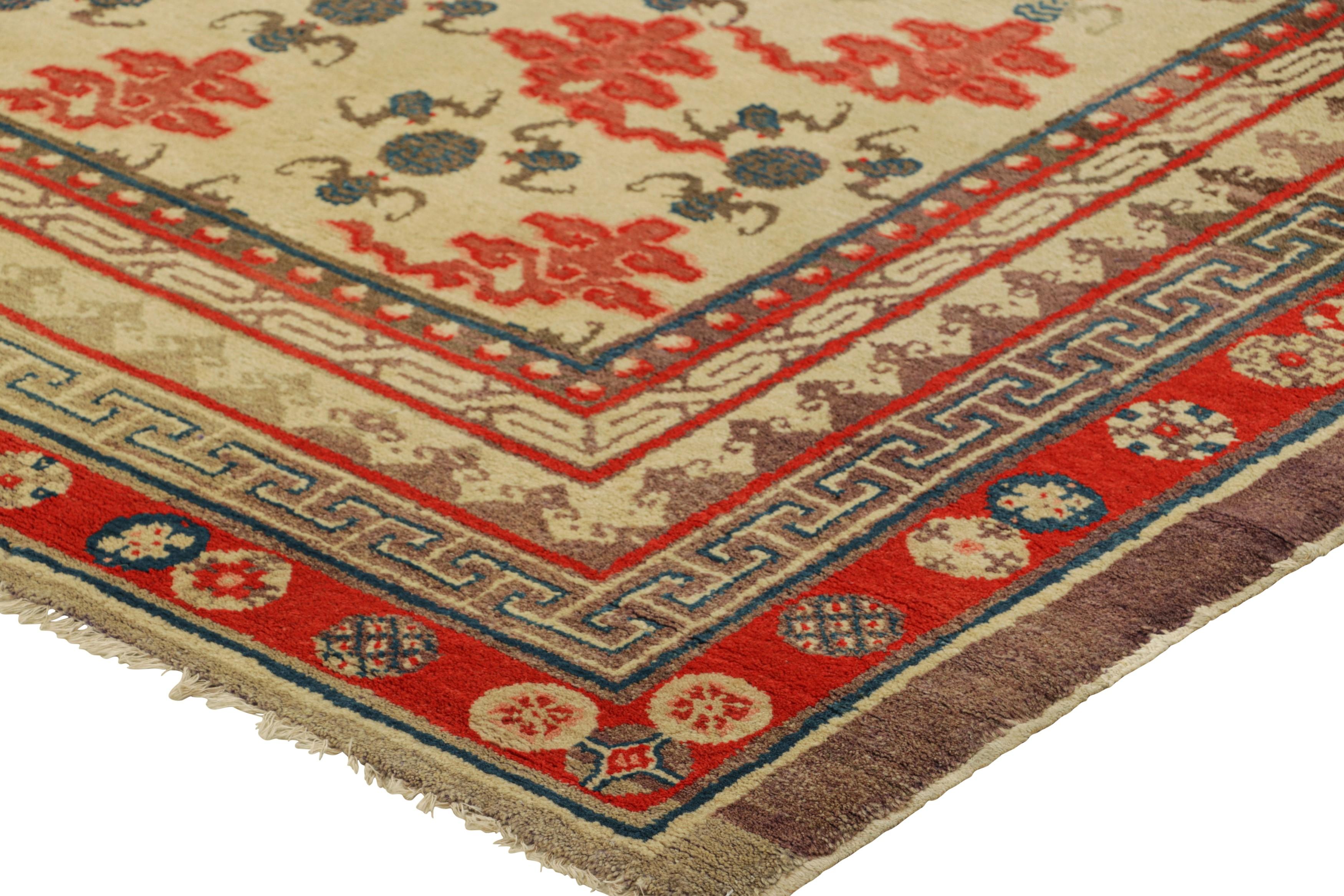 Début du 20ème siècle Tapis Art déco chinois ancien de couleur crème et rouge avec motifs de nuages  Rug & Kilim en vente