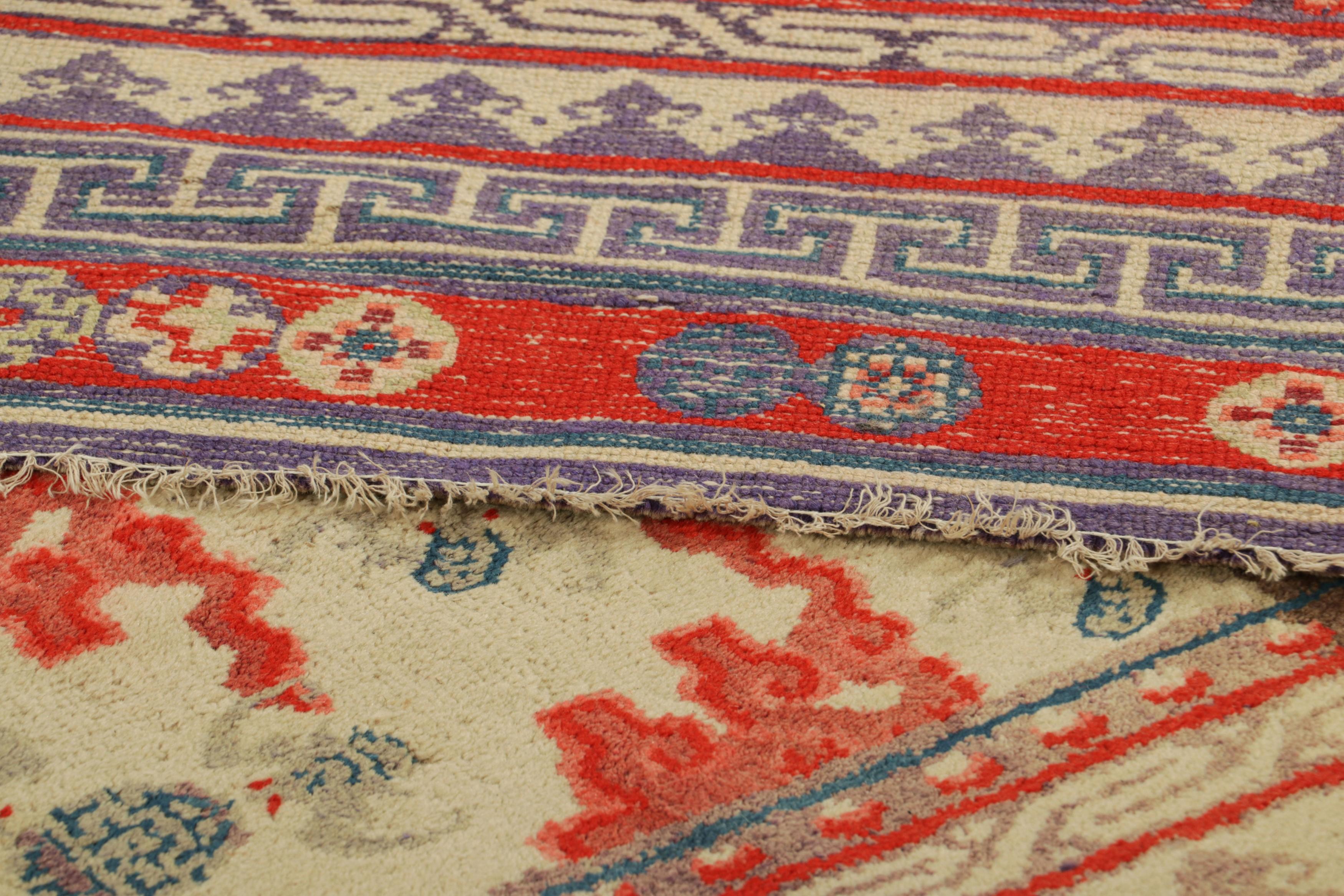 Laine Tapis Art déco chinois ancien de couleur crème et rouge avec motifs de nuages  Rug & Kilim en vente