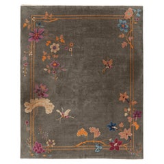 Antiker chinesischer Art-Deco-Teppich in Grau mit bunten Blumen, von Rug & Kilim