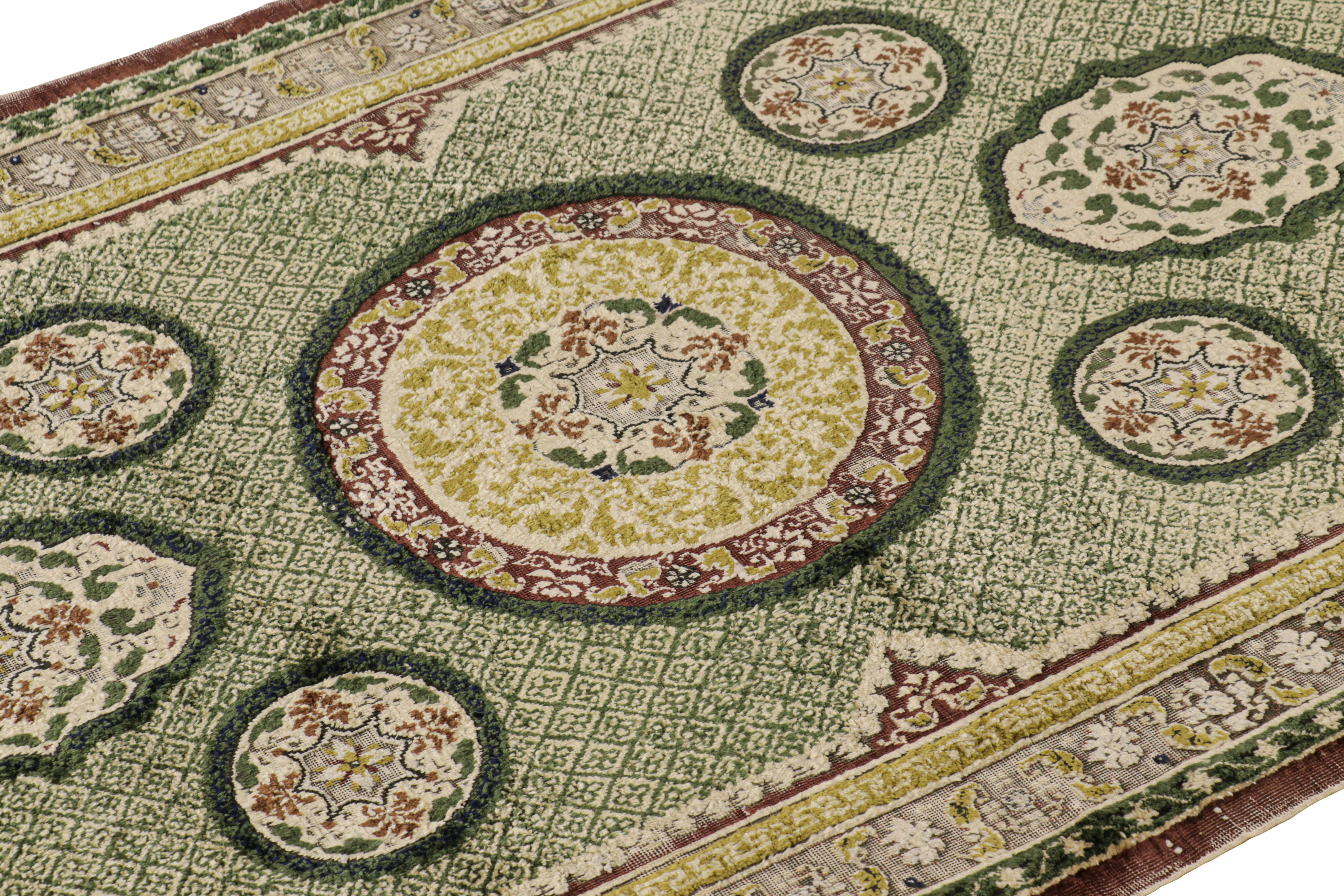 Noué à la main en soie vers 1920-1930, ce tapis antique chinois Art Déco de 3x5 est le prochain grand ajout au répertoire de conservations d'antiquités de Rug & Kilim. 

Sur le Design : 

Cette pièce s'inscrit dans le style High Style Deco