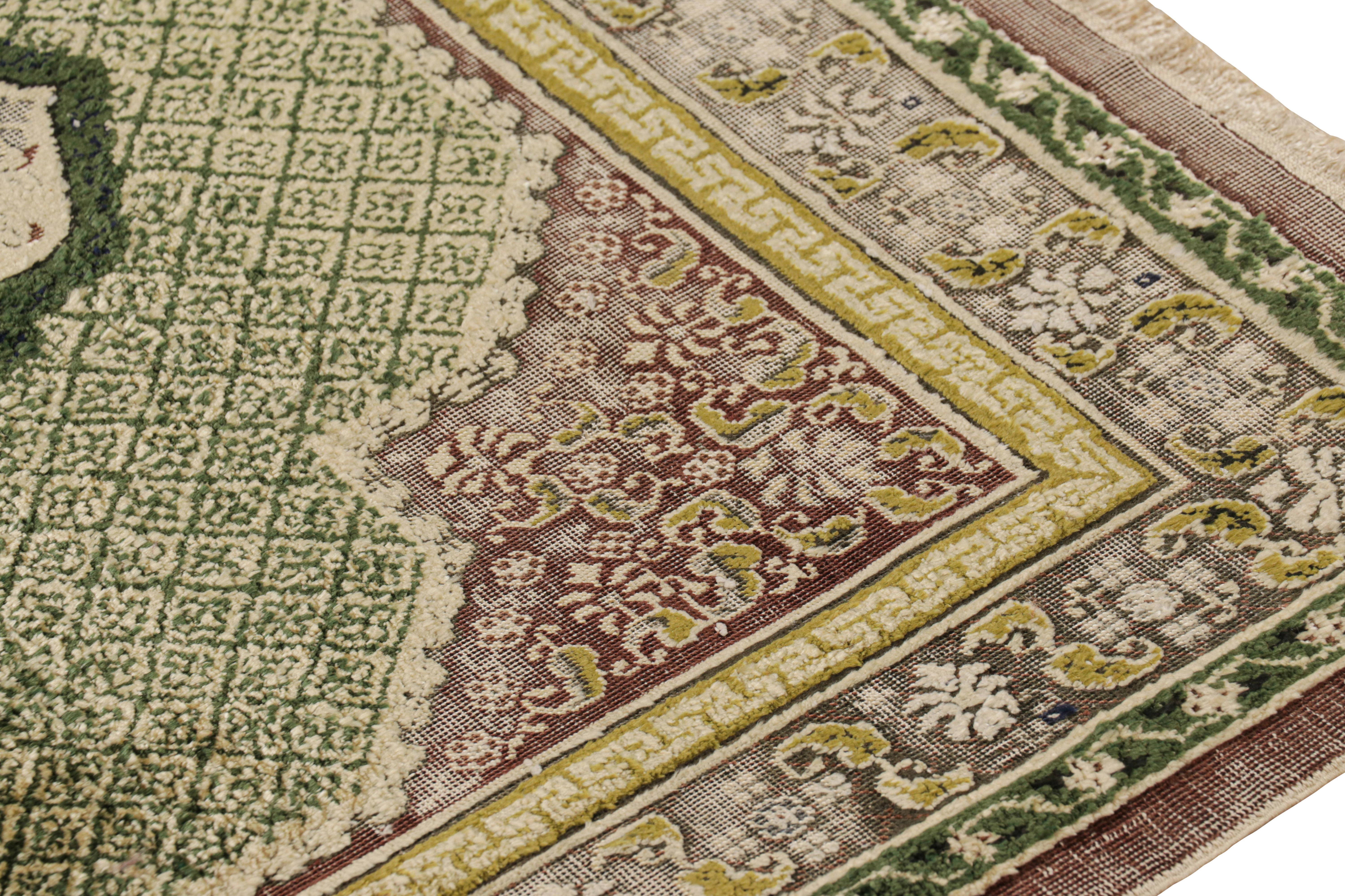 Chinois Tapis Art déco chinois ancien vert avec médaillons floraux, de Rug & Kilim en vente