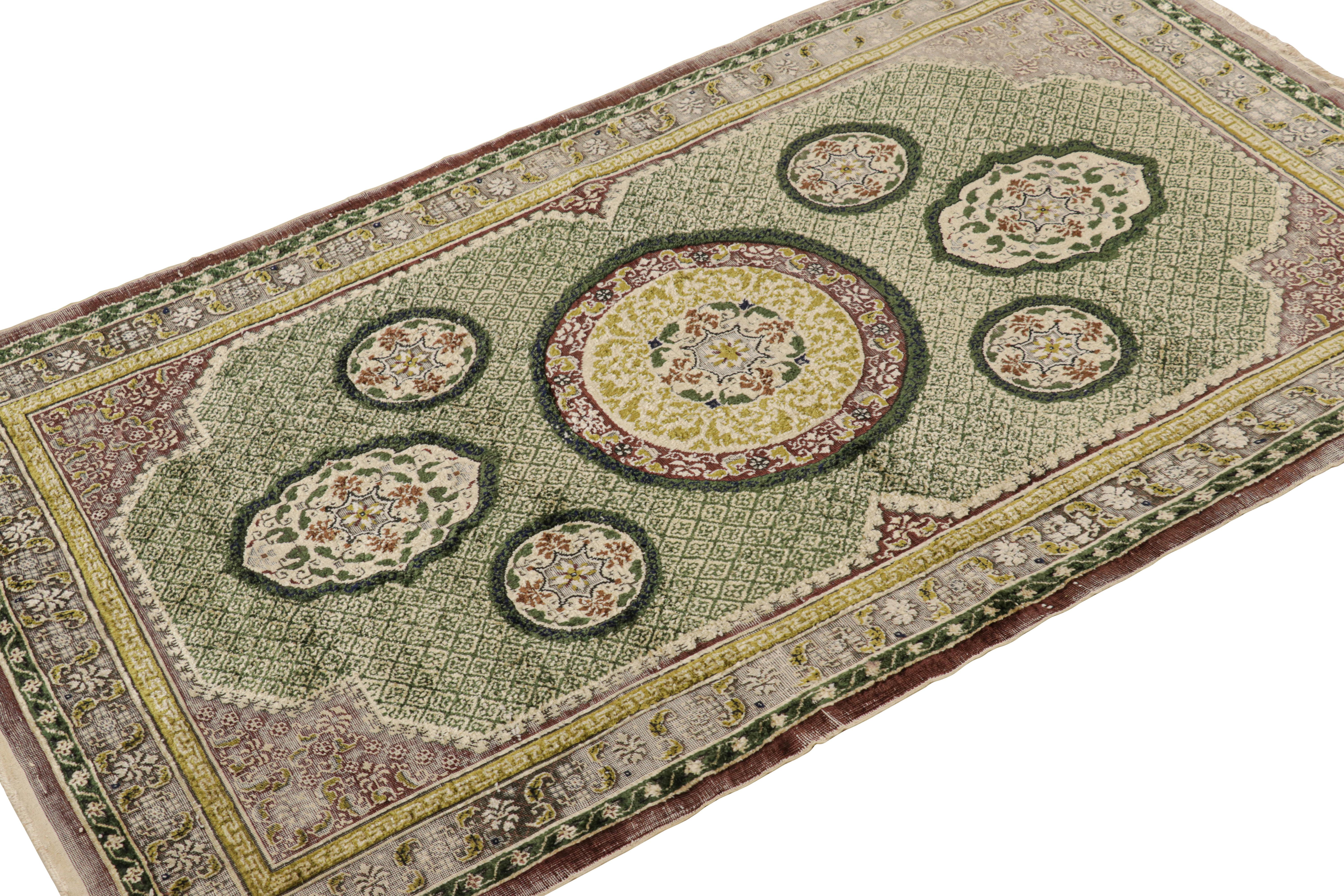 Noué à la main Tapis Art déco chinois ancien vert avec médaillons floraux, de Rug & Kilim en vente