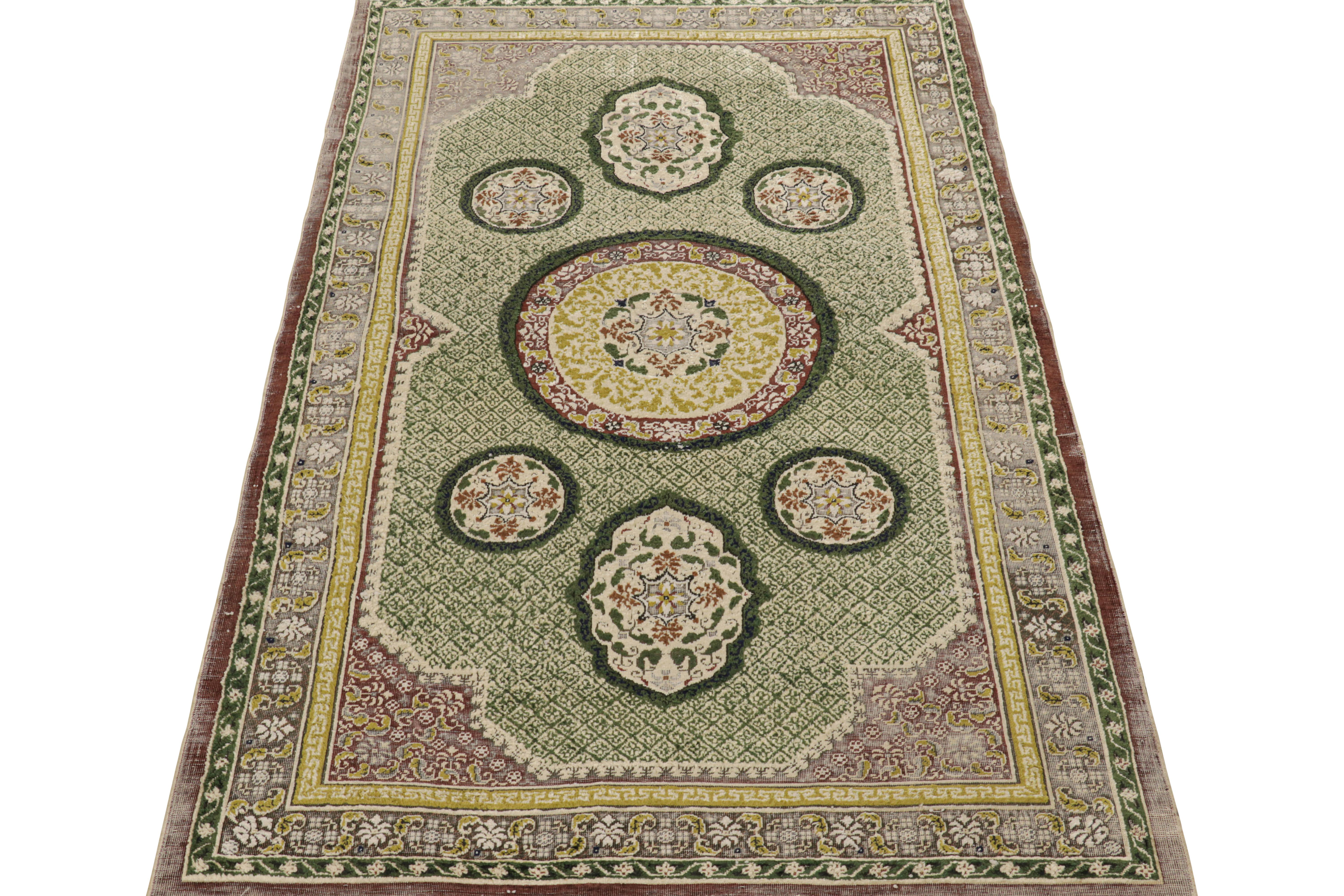 Tapis Art déco chinois ancien vert avec médaillons floraux, de Rug & Kilim Bon état - En vente à Long Island City, NY