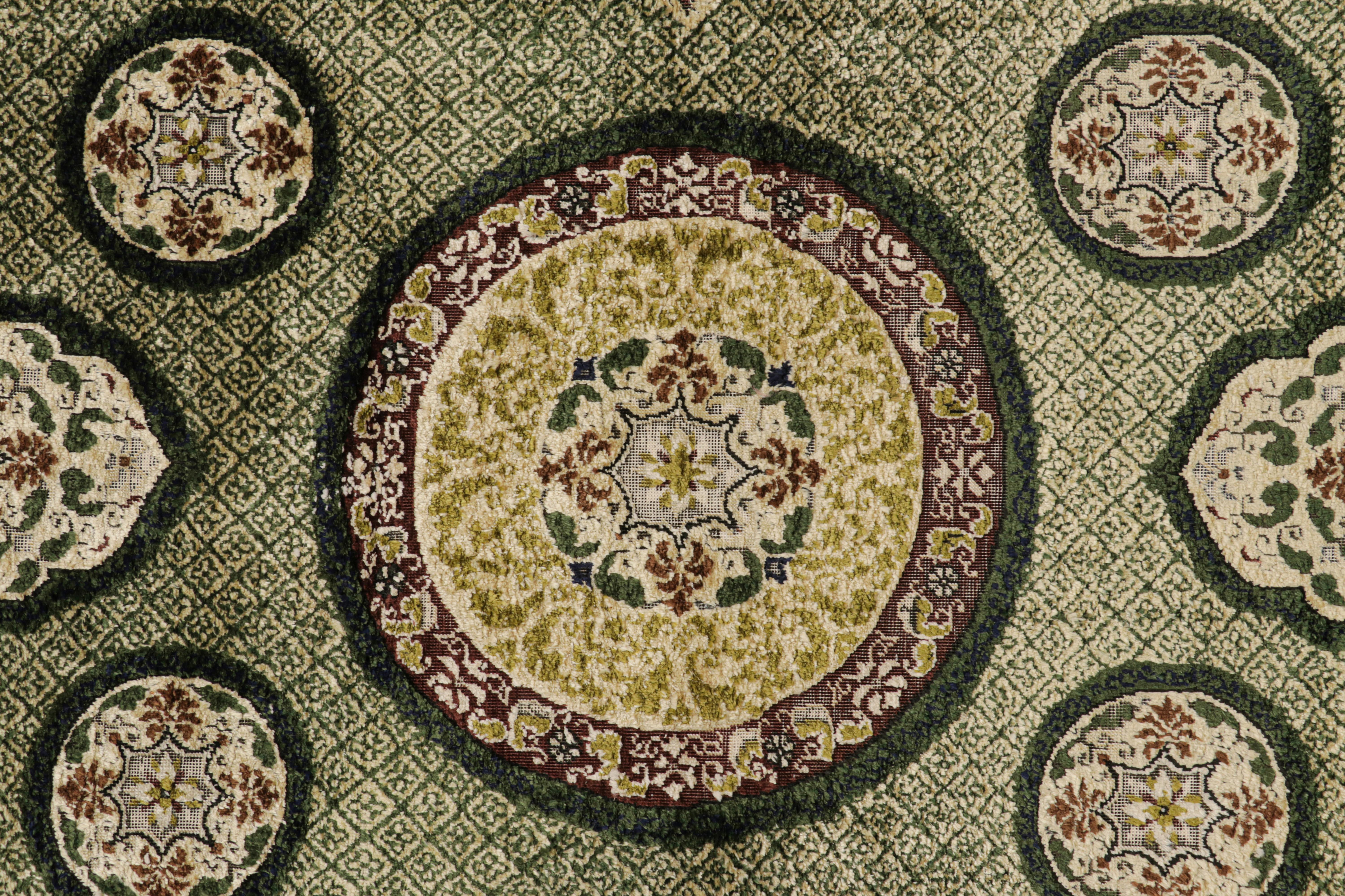 Début du 20ème siècle Tapis Art déco chinois ancien vert avec médaillons floraux, de Rug & Kilim en vente