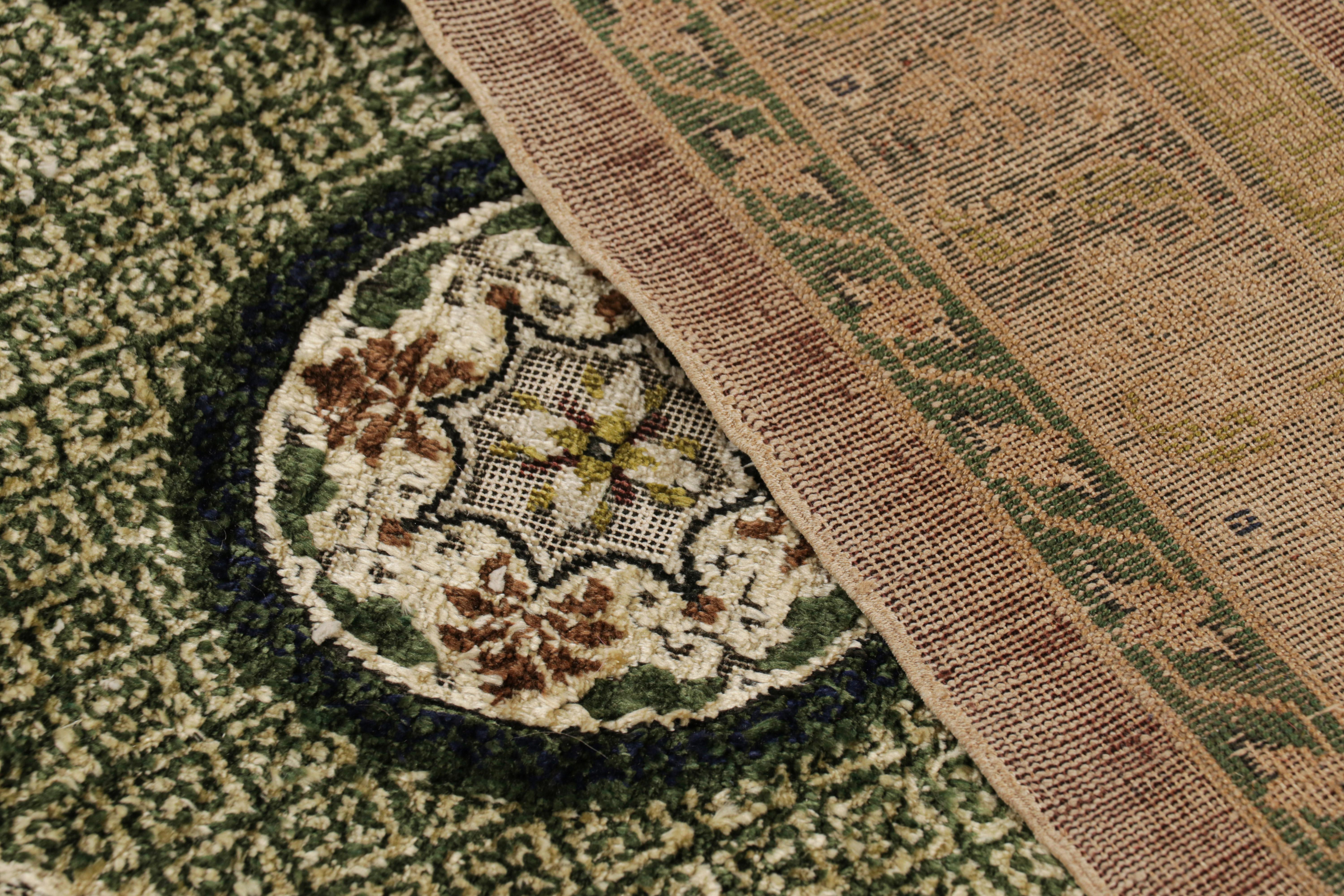 Laine Tapis Art déco chinois ancien vert avec médaillons floraux, de Rug & Kilim en vente
