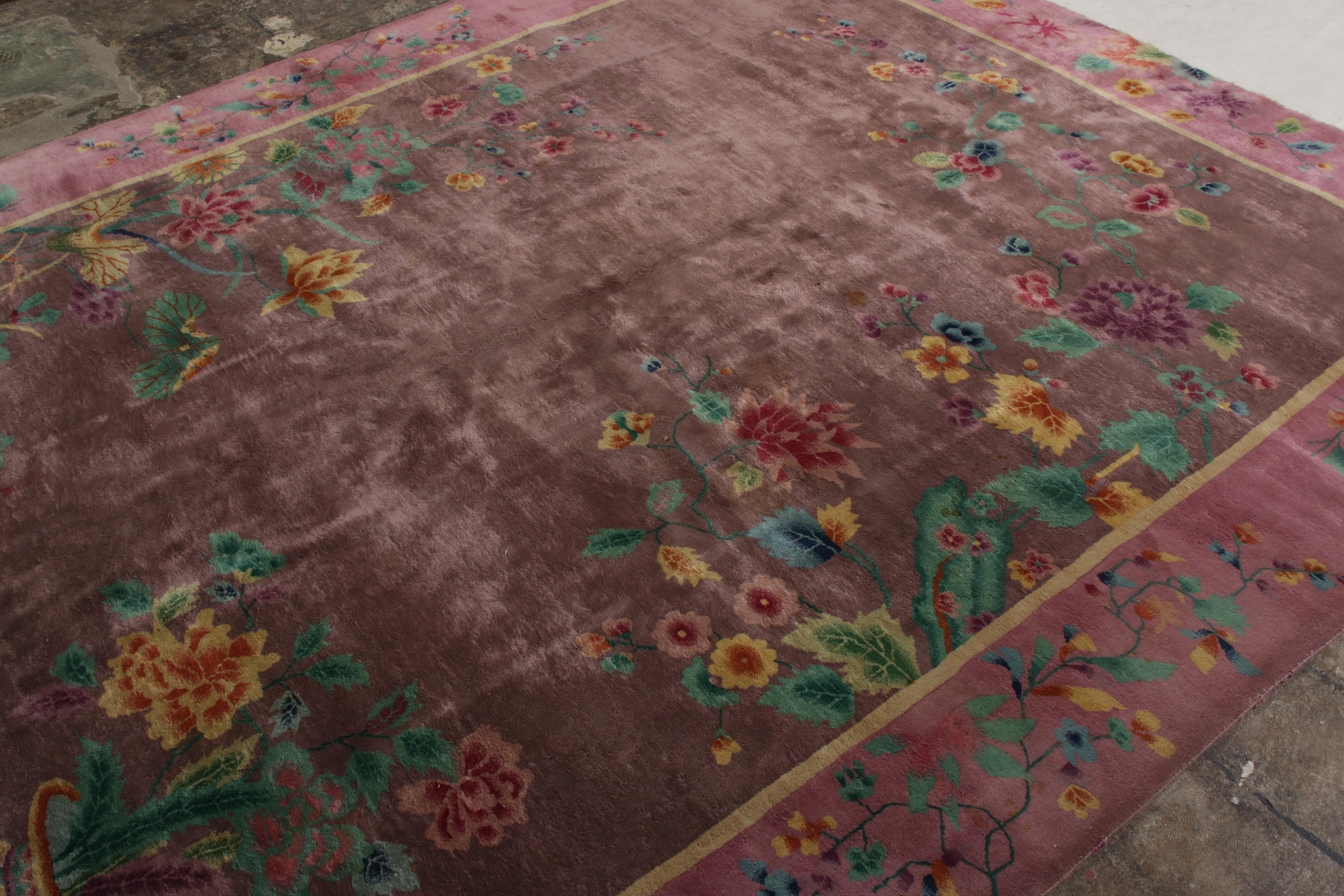Noué à la main Tapis chinois Art Déco ancien violet en laine et soie par Rug & Kilim en vente